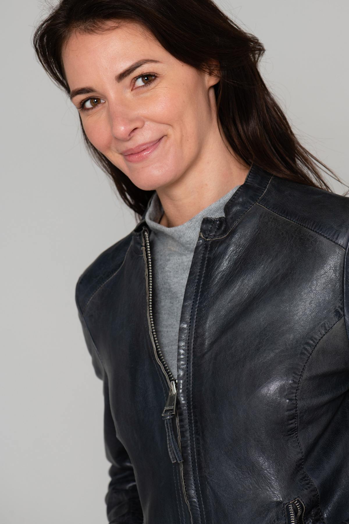 Women's navy blue leather jacket - Image n°9