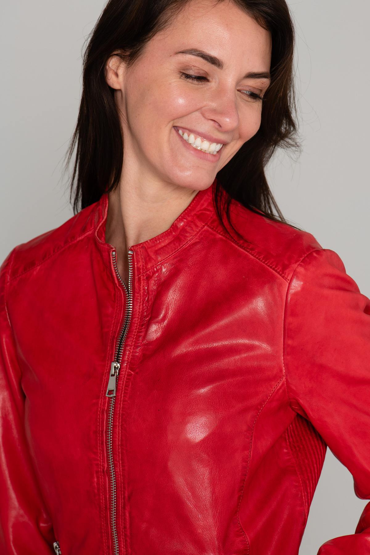 Shiny red leather jacket - Image n°8