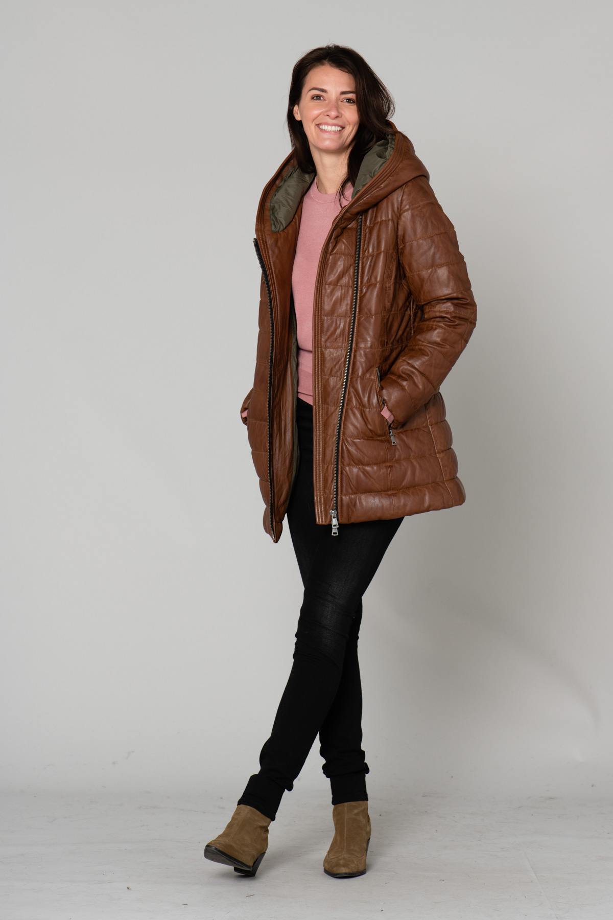 Mid-length down jacket in cognac leather - Image n°1