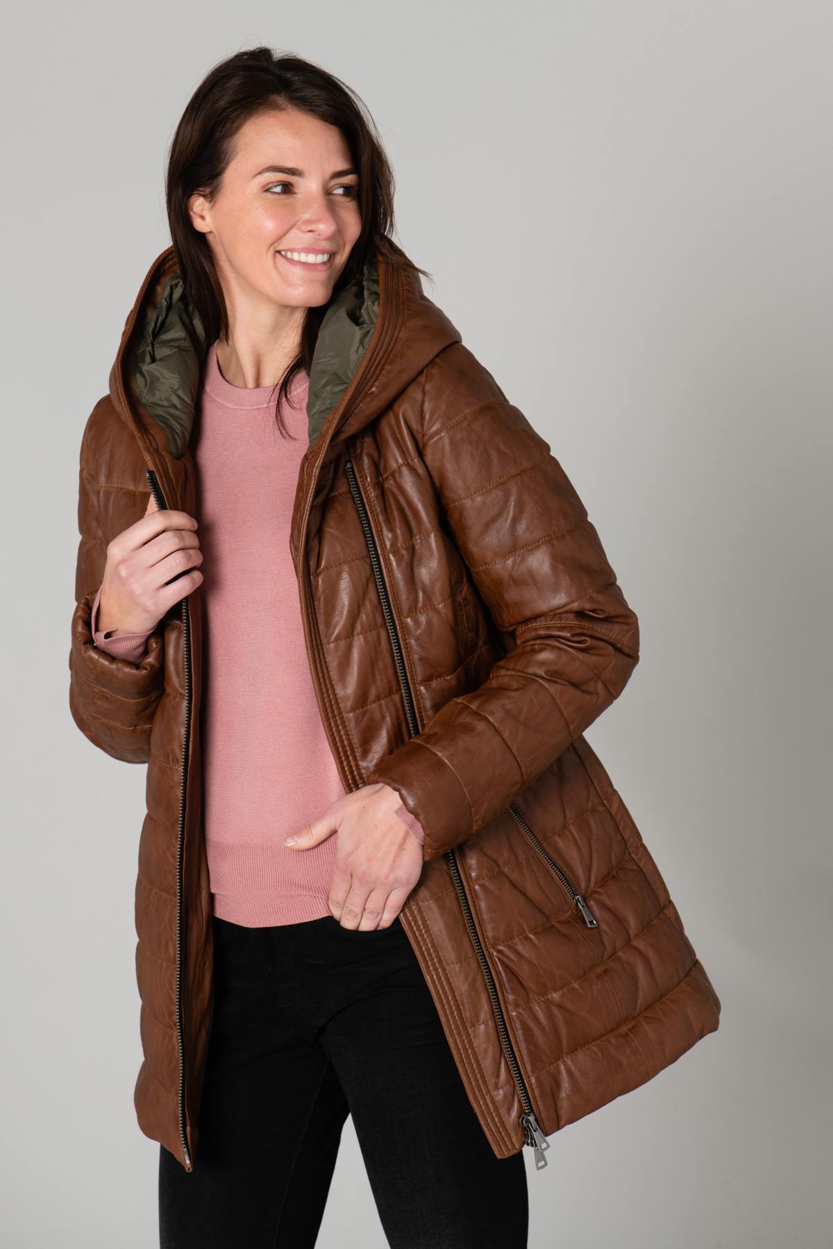 Mid-length down jacket in cognac leather - Image n°3