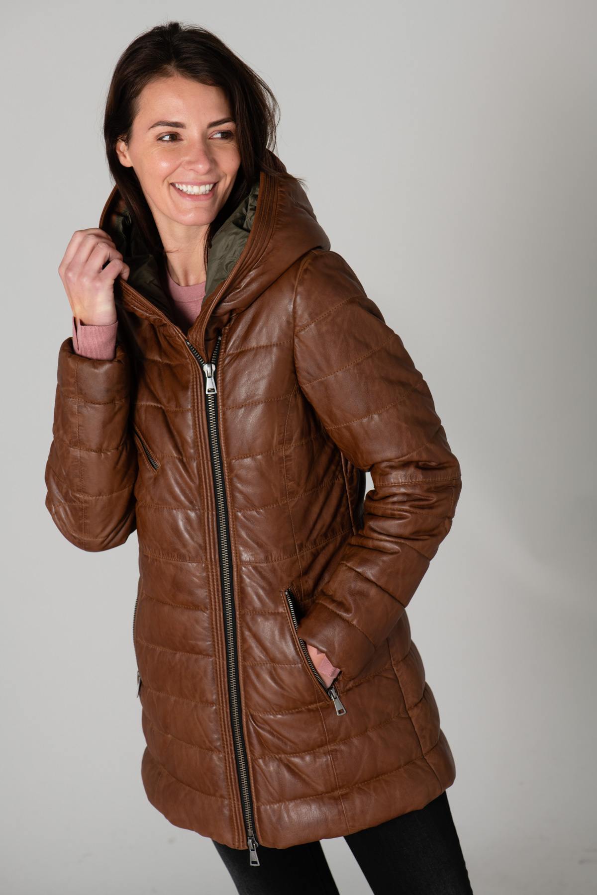 Mid-length down jacket in cognac leather - Image n°2