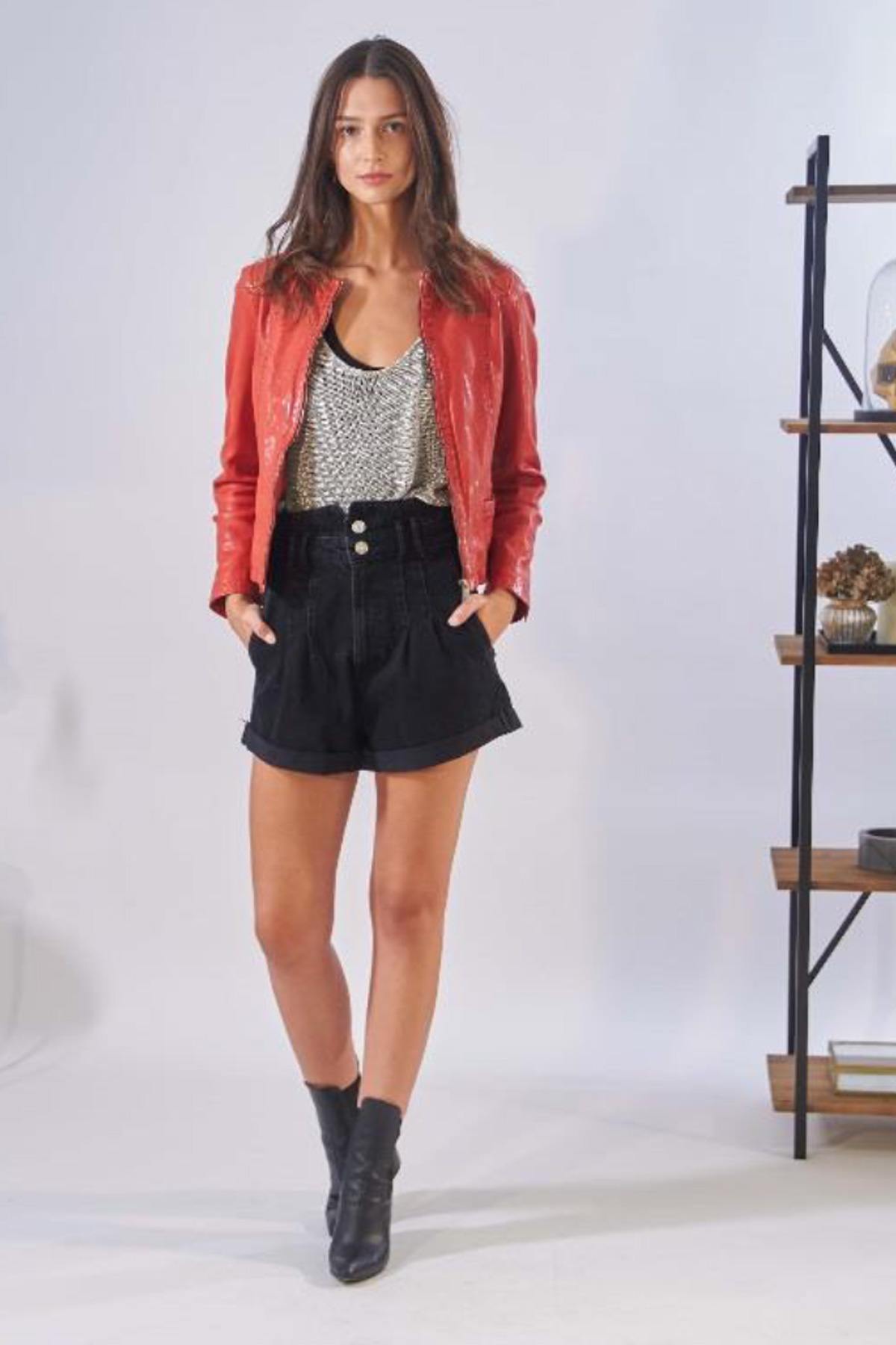 Spencer woman in red leather - Image n°15