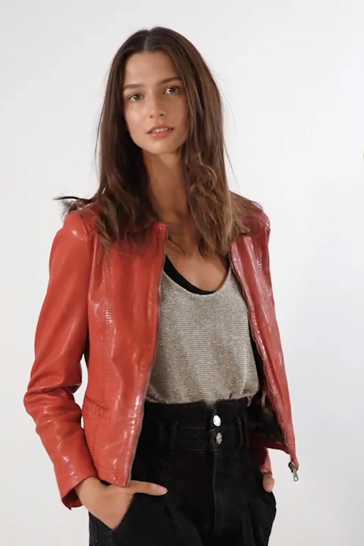 Spencer woman in red leather - Image n°13