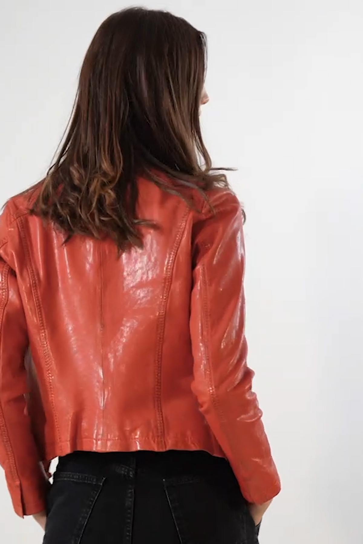 Spencer woman in red leather - Image n°17