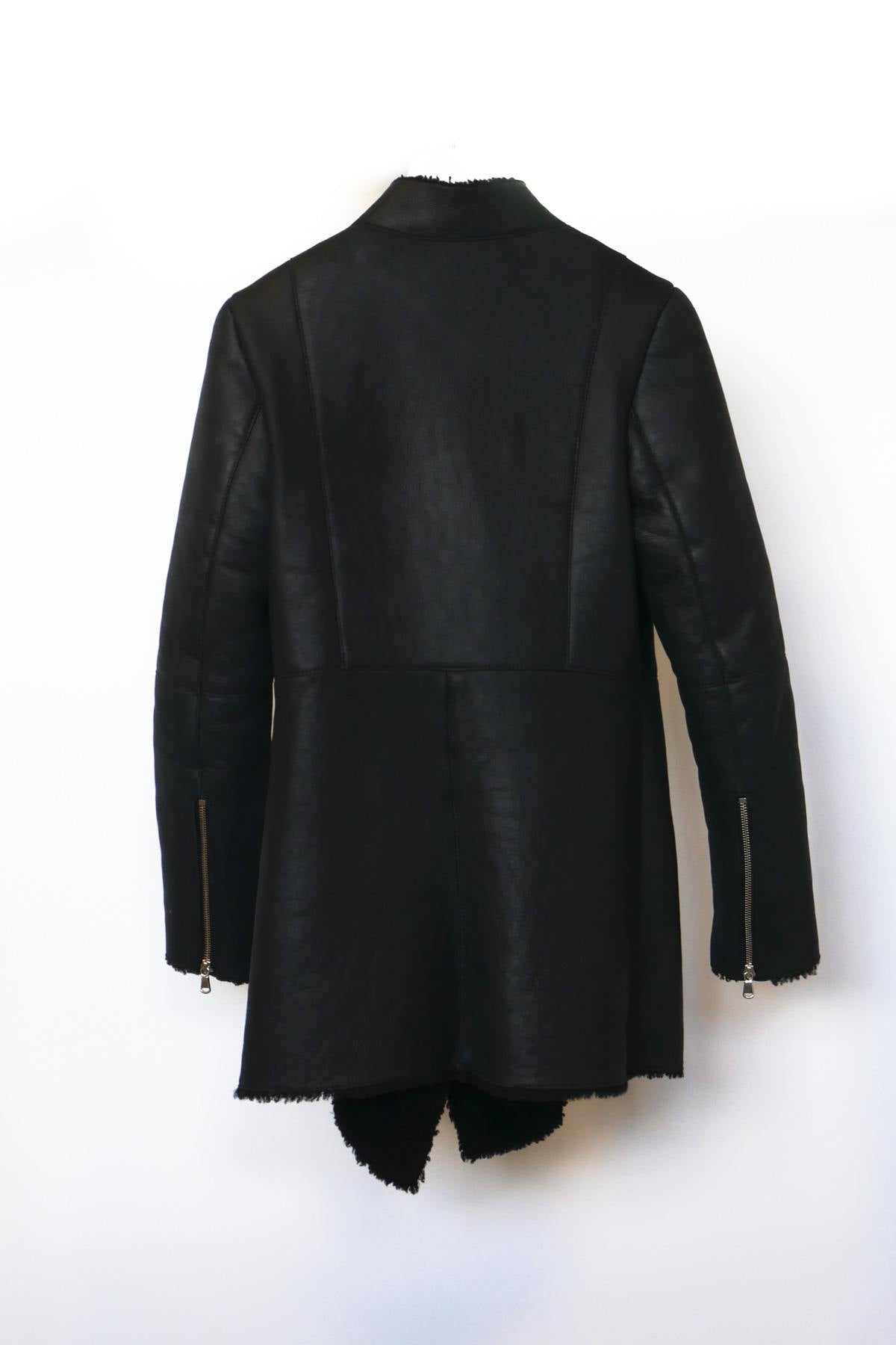 Women's mid-length black shearling jacket - Image n°2