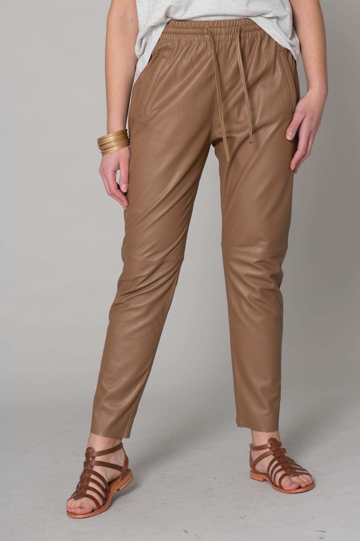 Coffee brown leather joggers - Image n°12