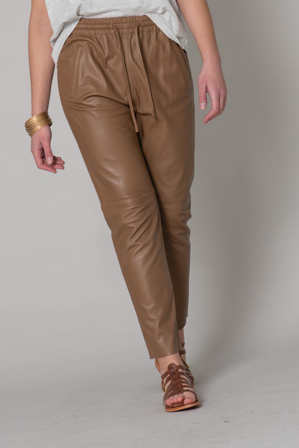 Coffee brown leather joggers - Image n°8