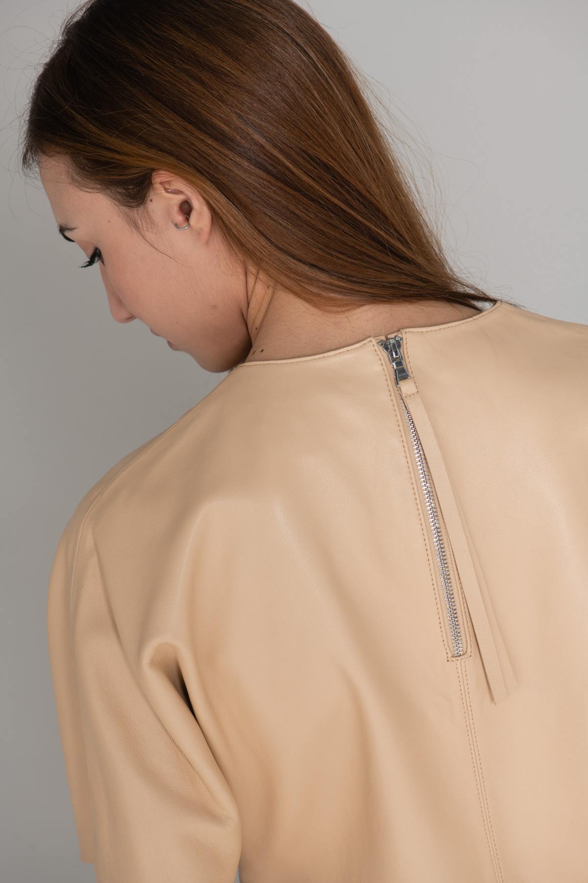 Round-neck beige leather blouse - Image n°14