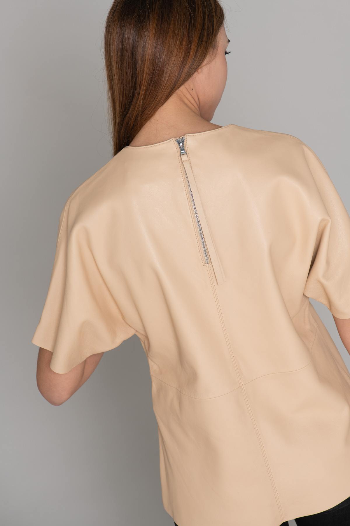 Round-neck beige leather blouse - Image n°12