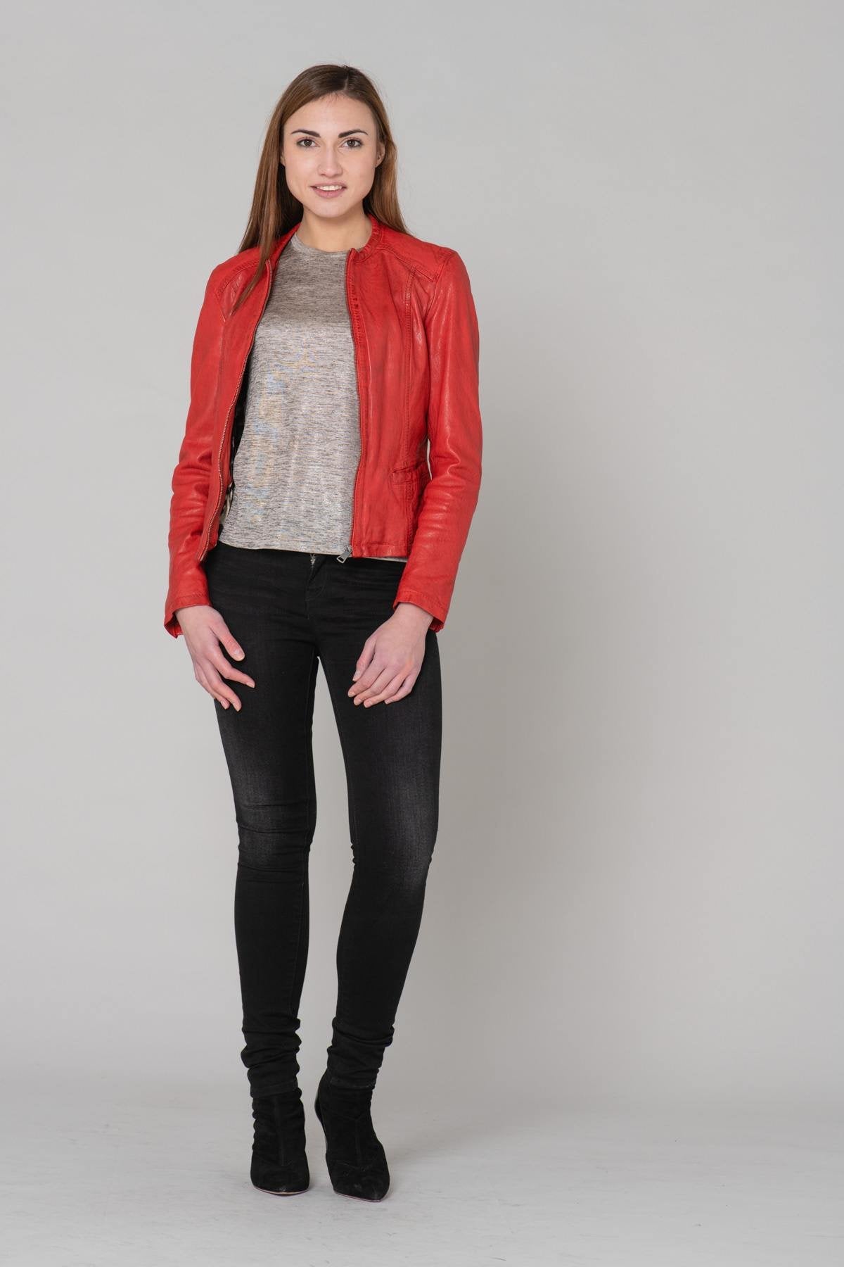 Spencer woman in red leather - Image n°8