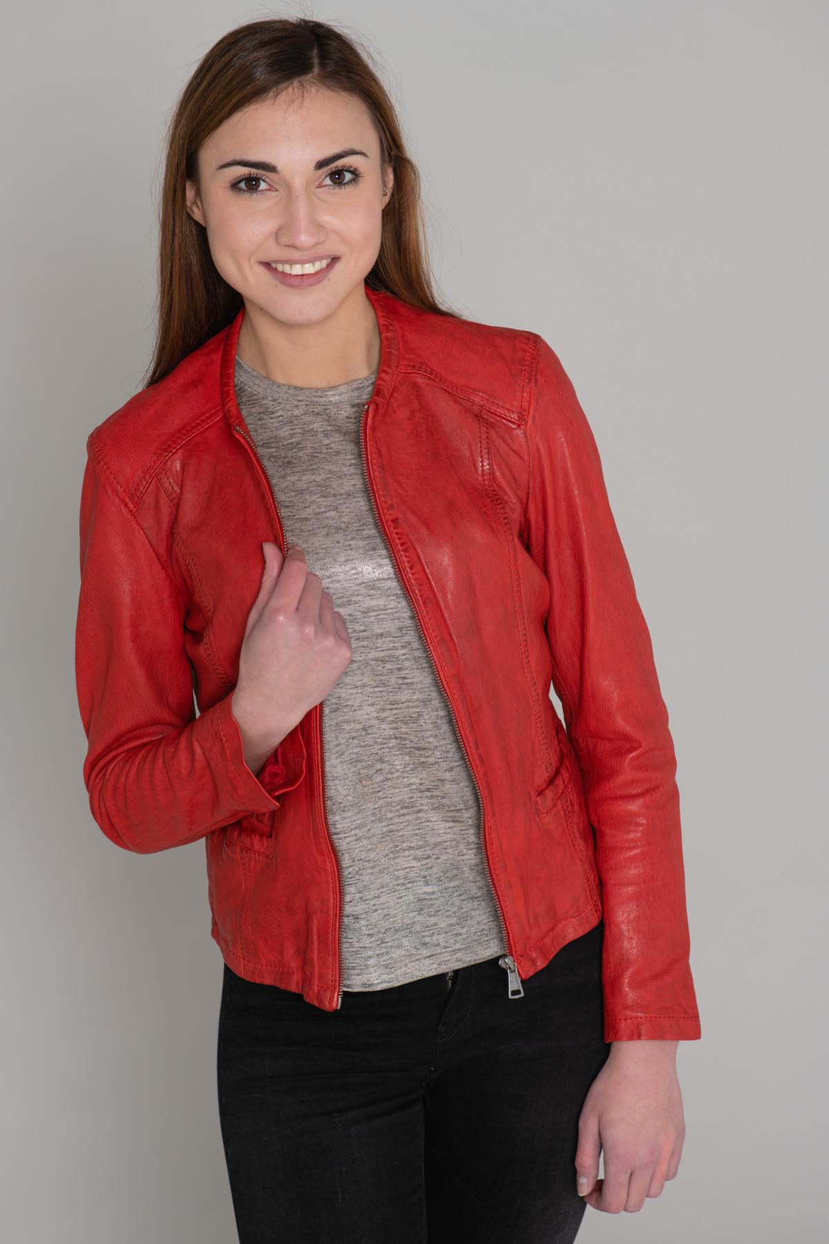 Spencer woman in red leather - Image n°9