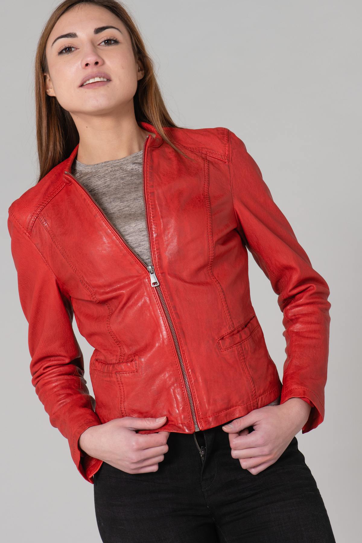 Spencer woman in red leather - Image n°7