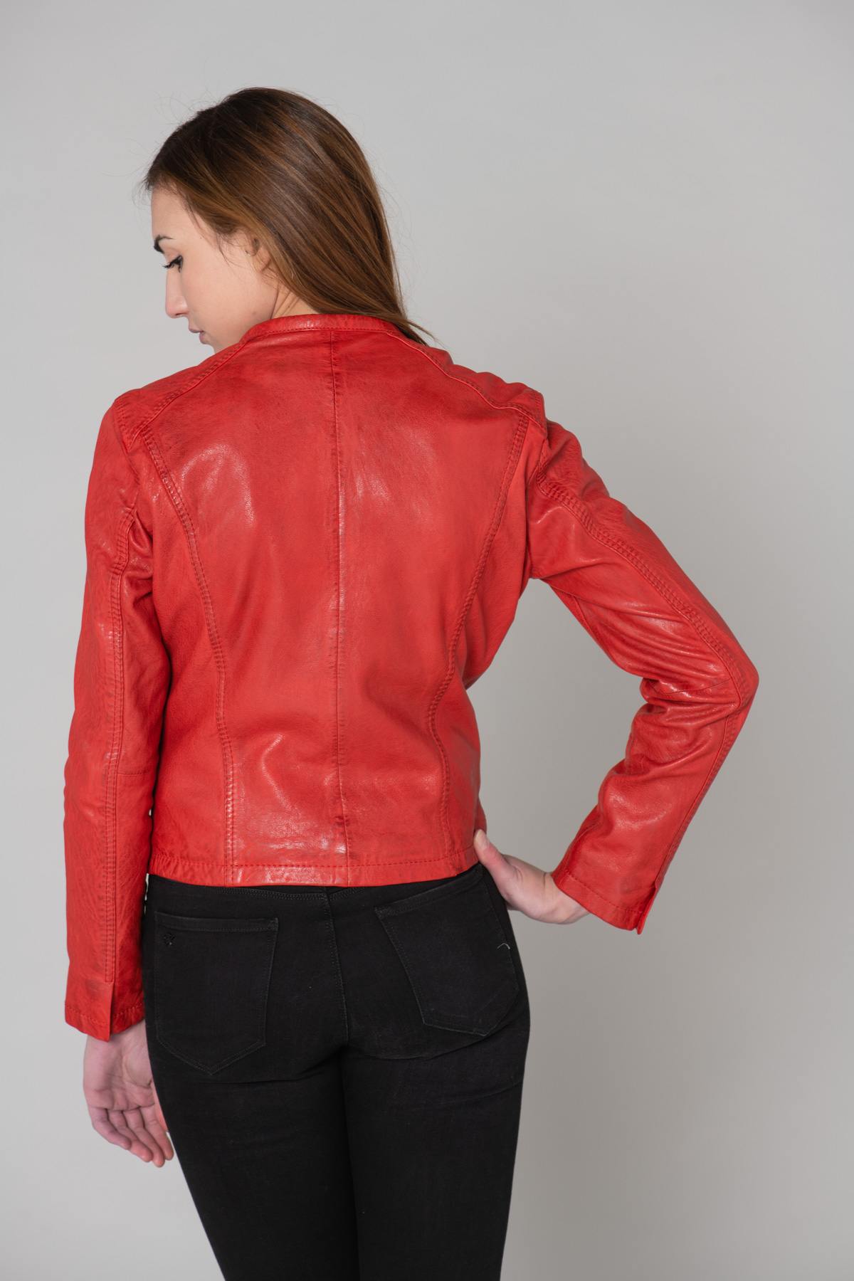 Spencer woman in red leather - Image n°11