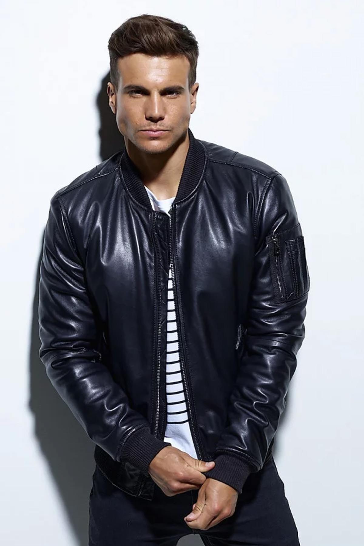 Bomber jacket in fine and supple black leather - Image n°1