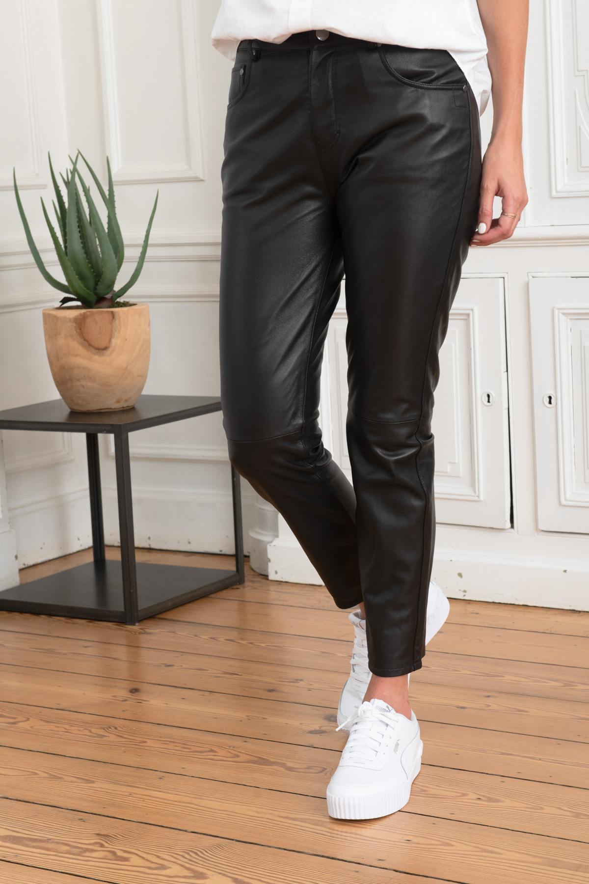 Straight pants in genuine leather - Image n°1