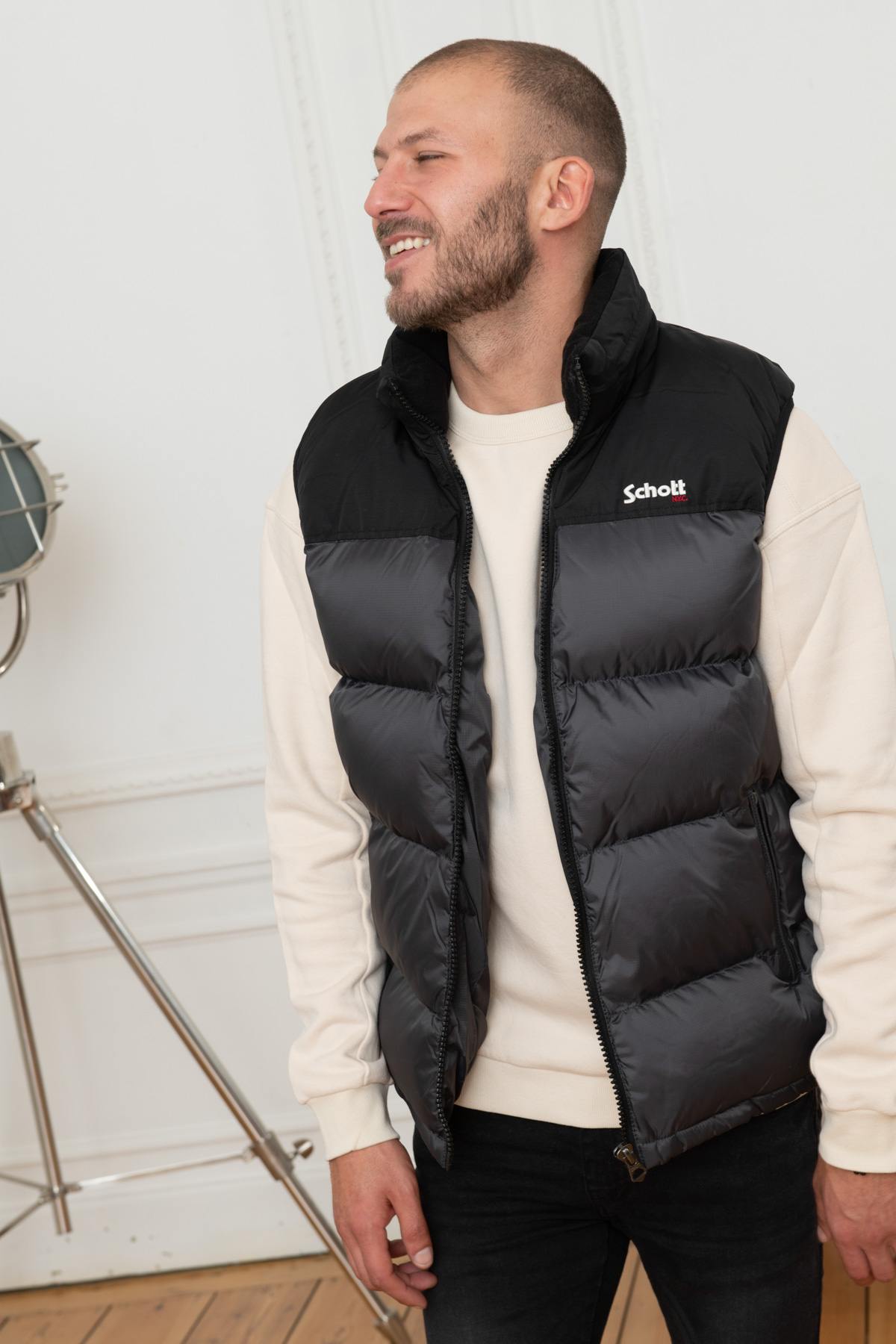 Gray and black sleeveless down jacket - Image n°4