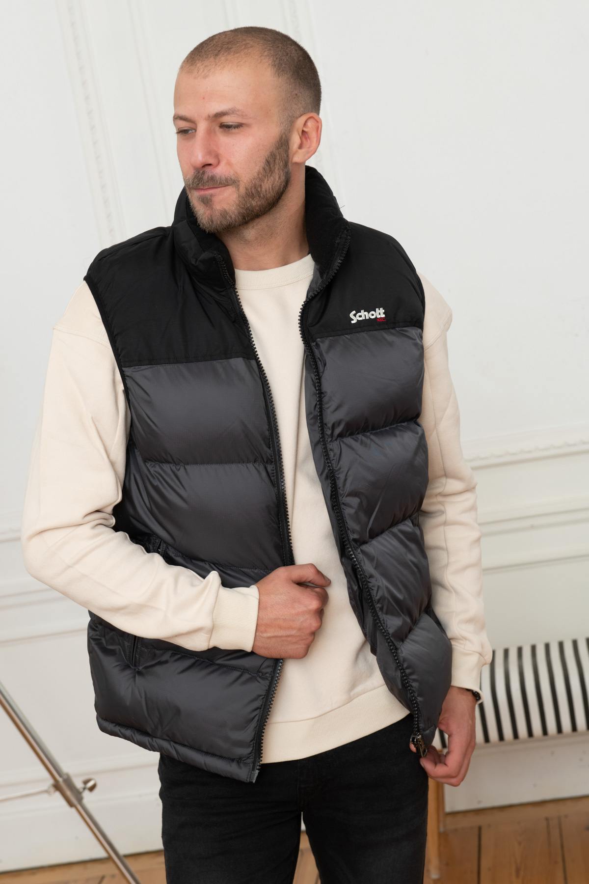 Gray and black sleeveless down jacket - Image n°1