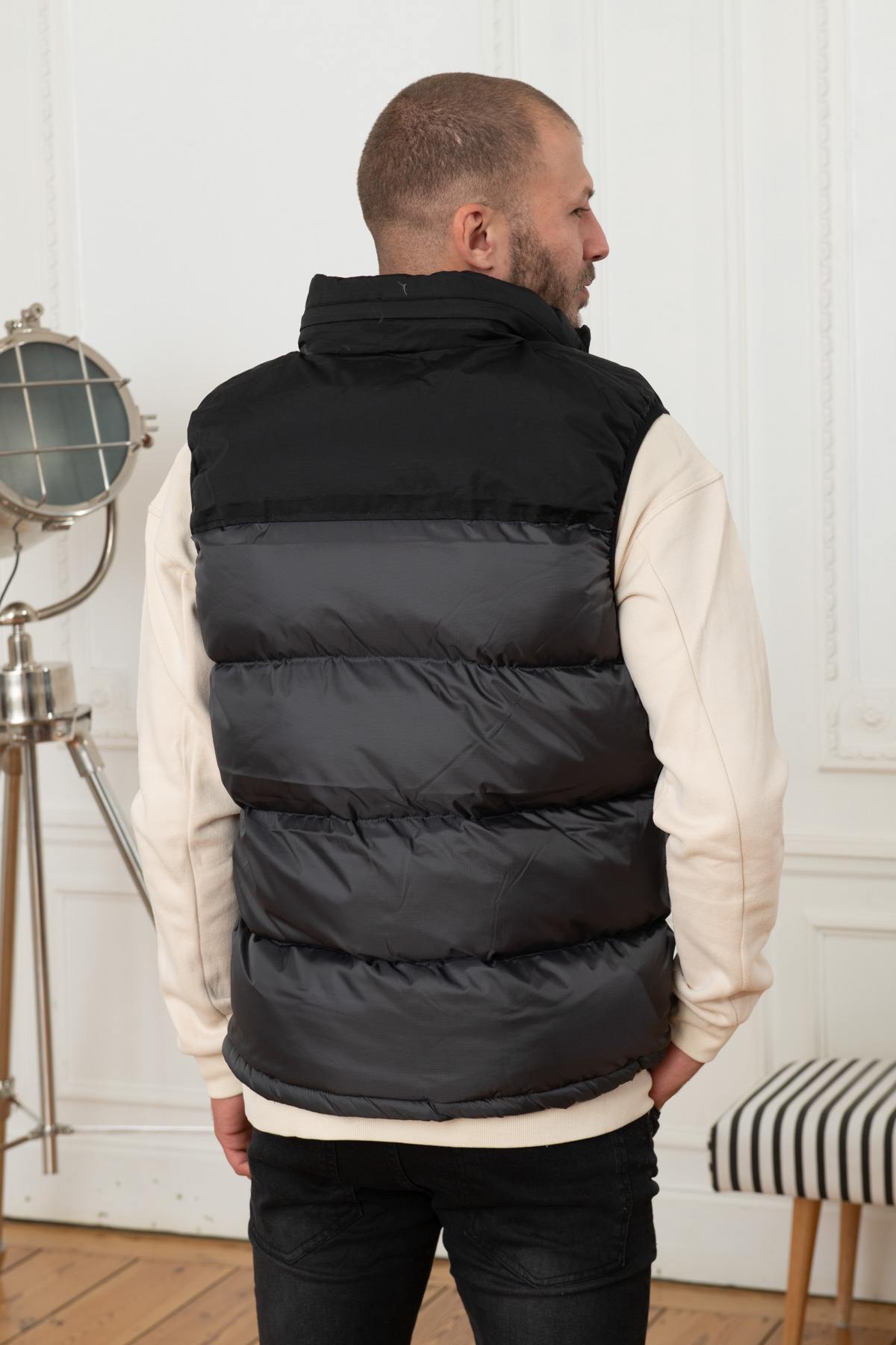 Gray and black sleeveless down jacket - Image n°5