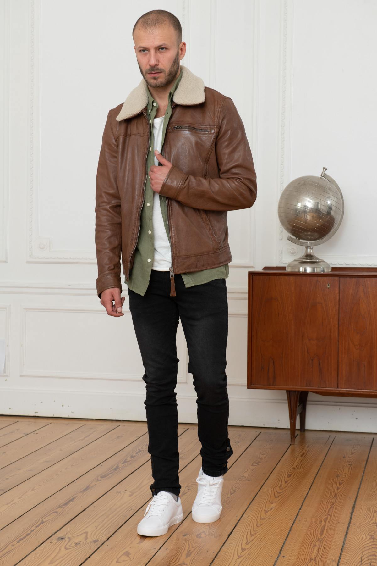 Brown leather jacket with fur collar - Image n°5