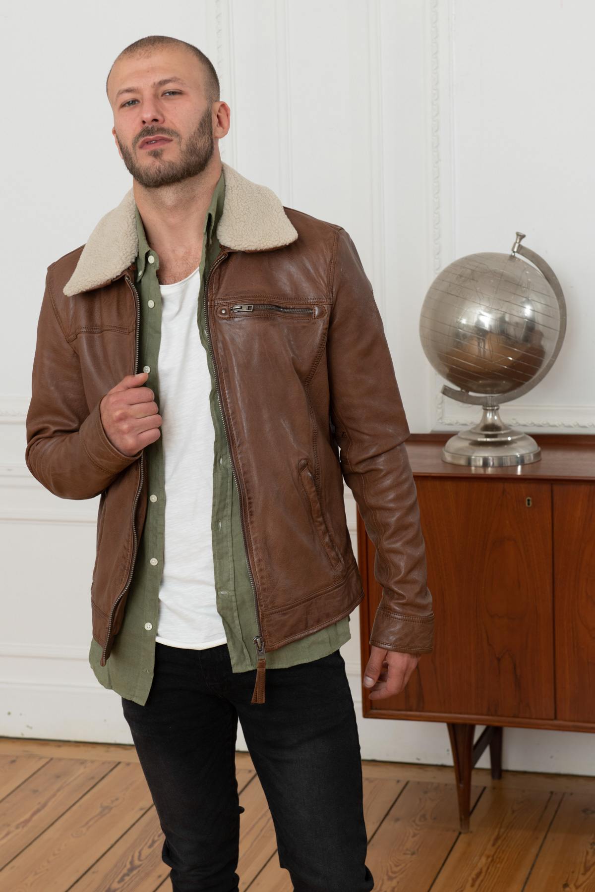 Brown leather jacket with fur collar - Image n°4