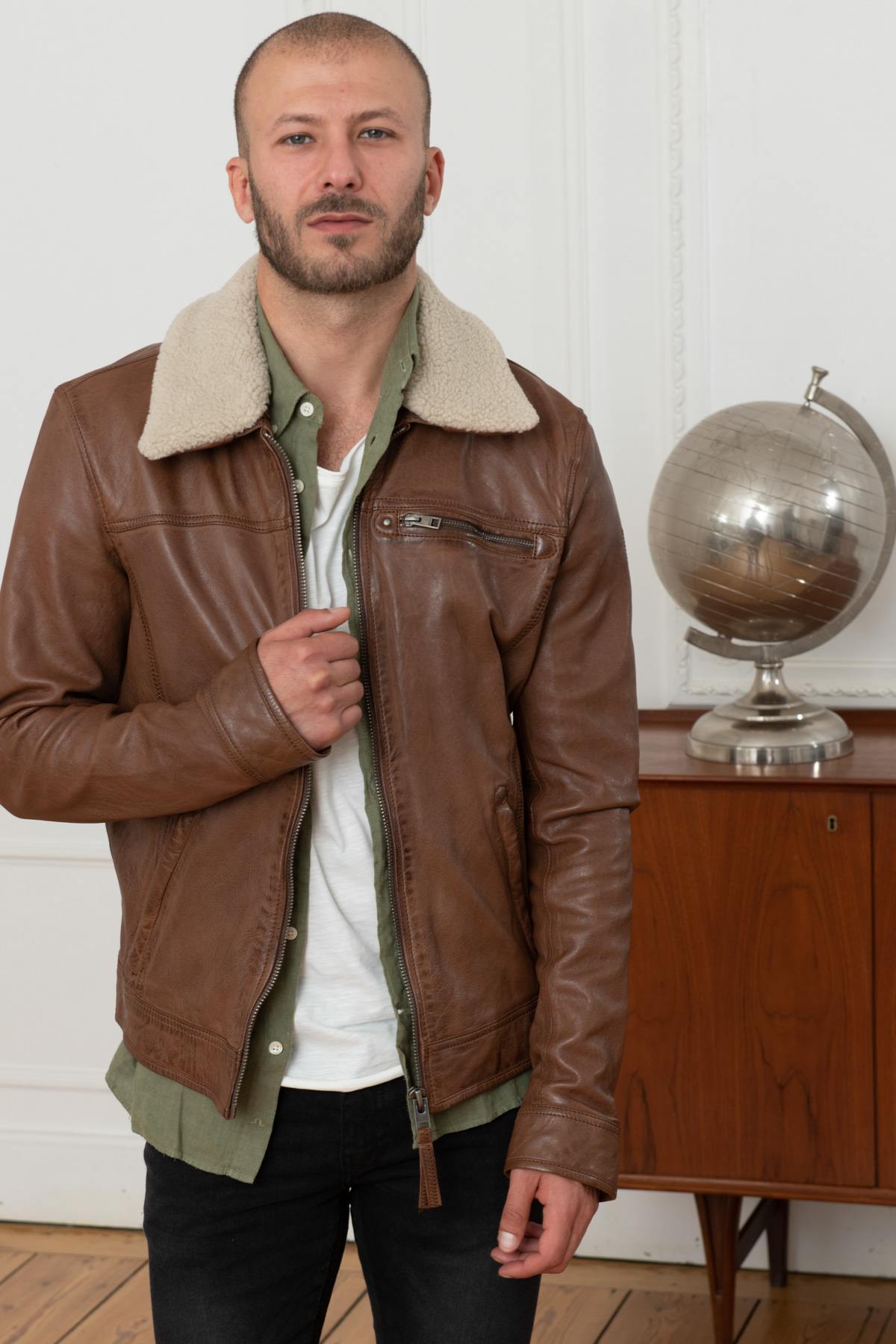 Brown leather jacket with fur collar - Image n°7