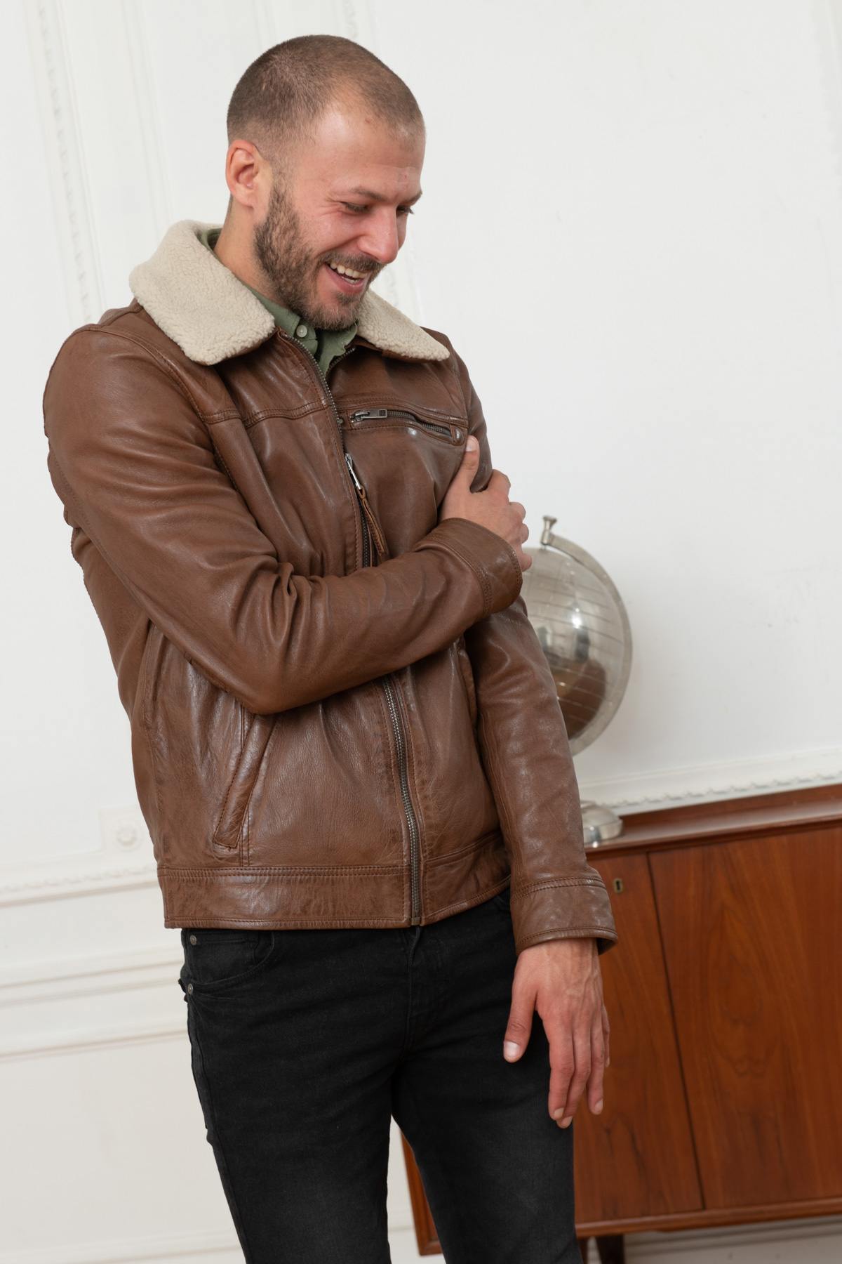 Brown leather jacket with fur collar - Image n°6