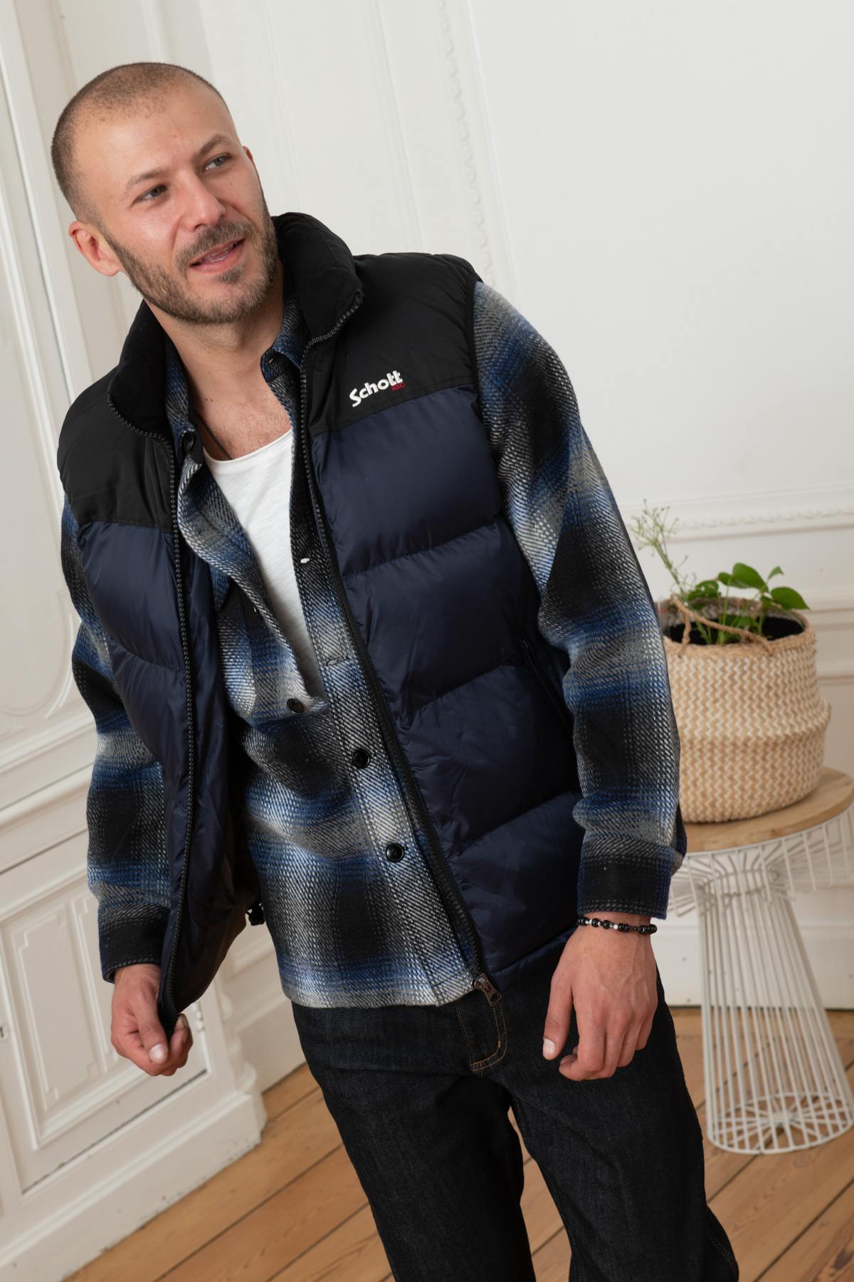 Navy blue sleeveless down jacket - Image n°1