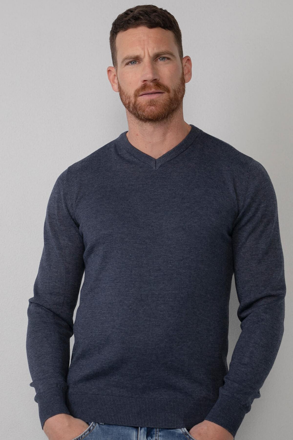 Men's navy blue v-neck sweater - Image n°1