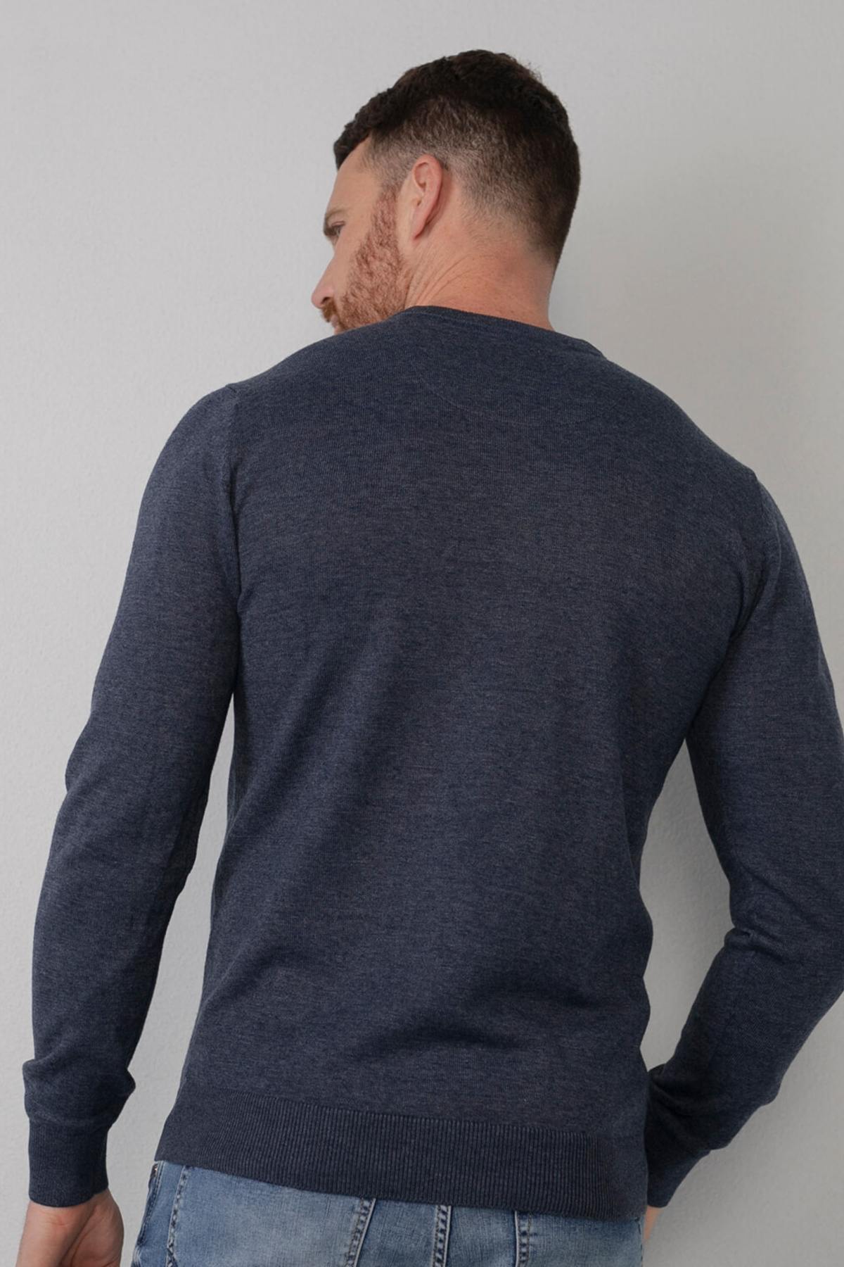 Men's navy blue v-neck sweater - Image n°3