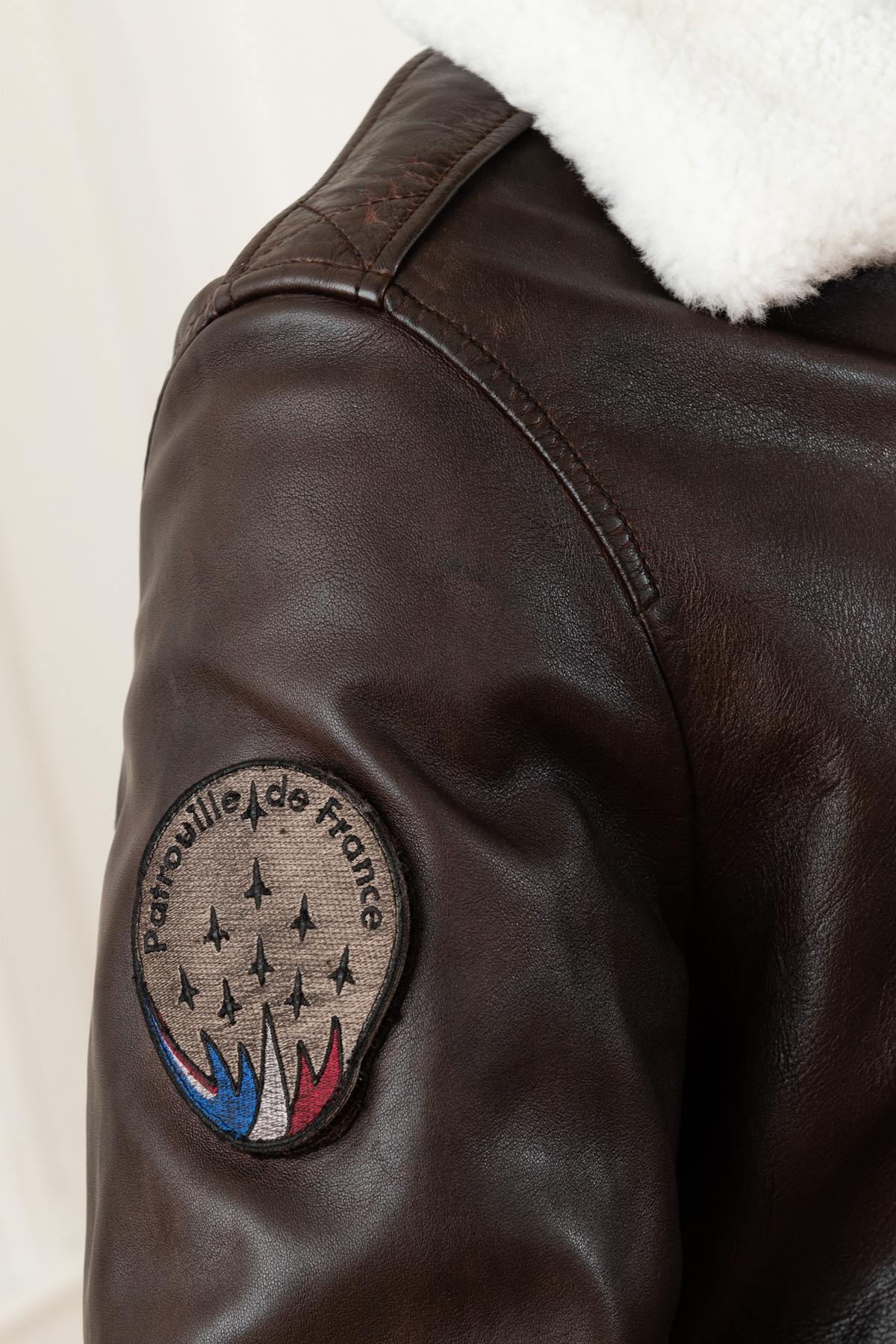 Brown leather pilot jacket with removable fur-lined collar - Image n°8