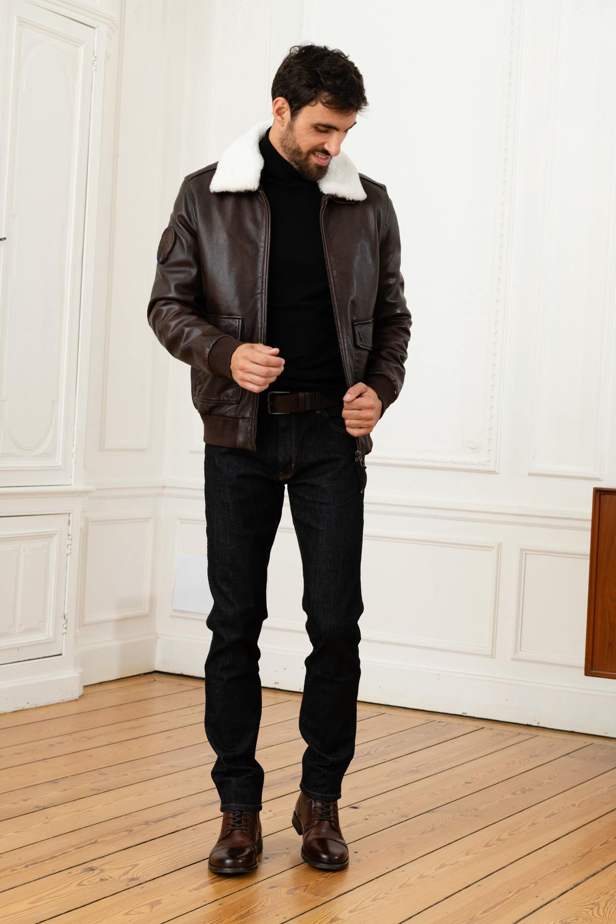 Brown leather pilot jacket with removable fur-lined collar - Image n°2