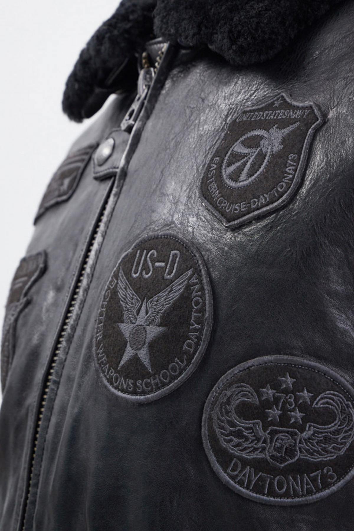 Monochrome black pilot jacket with badges - Image n°7