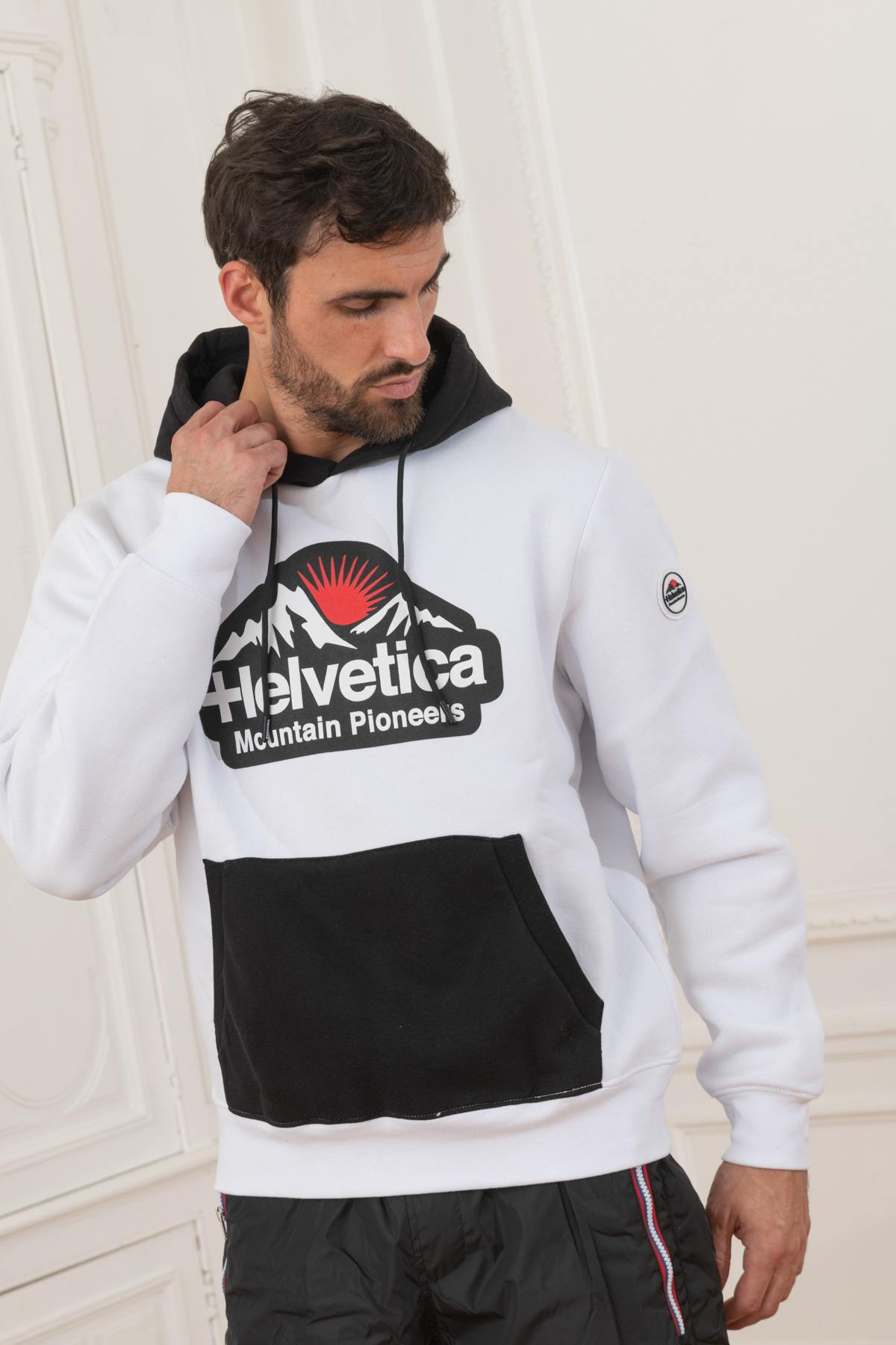 White and black streetwear sweater - Image n°1