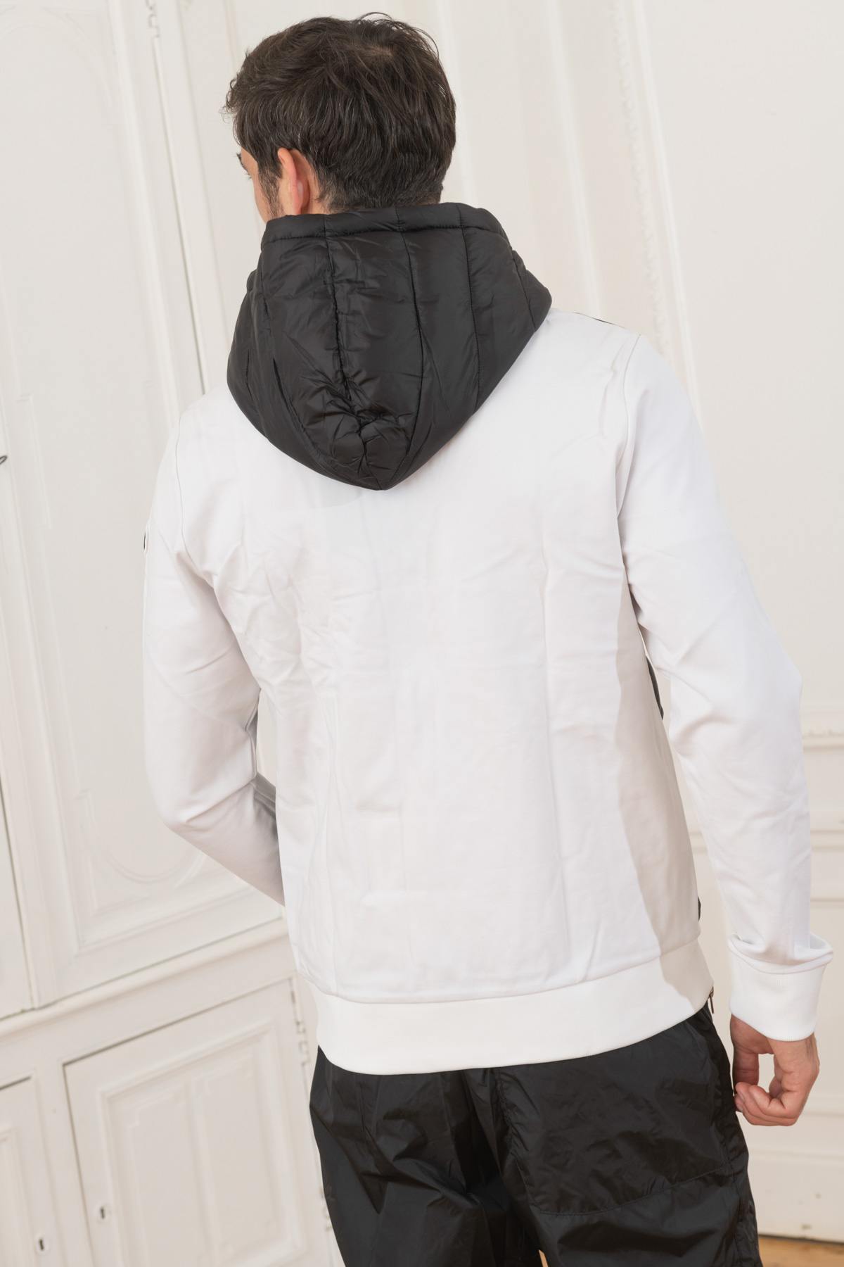 White and black bi-material quilted down jacket - Image n°5