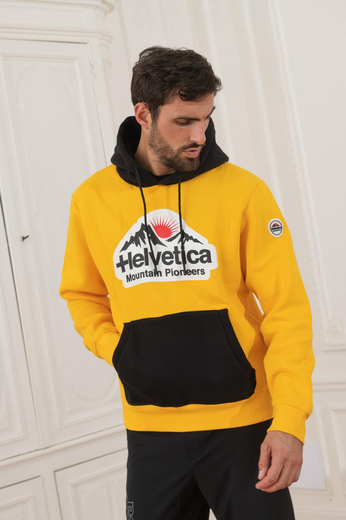 Yellow and black sweater with hood and belly pocket - Image n°5