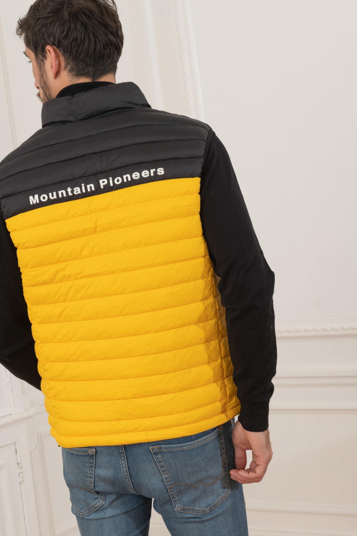 Yellow and black sleeveless down jacket - Image n°2