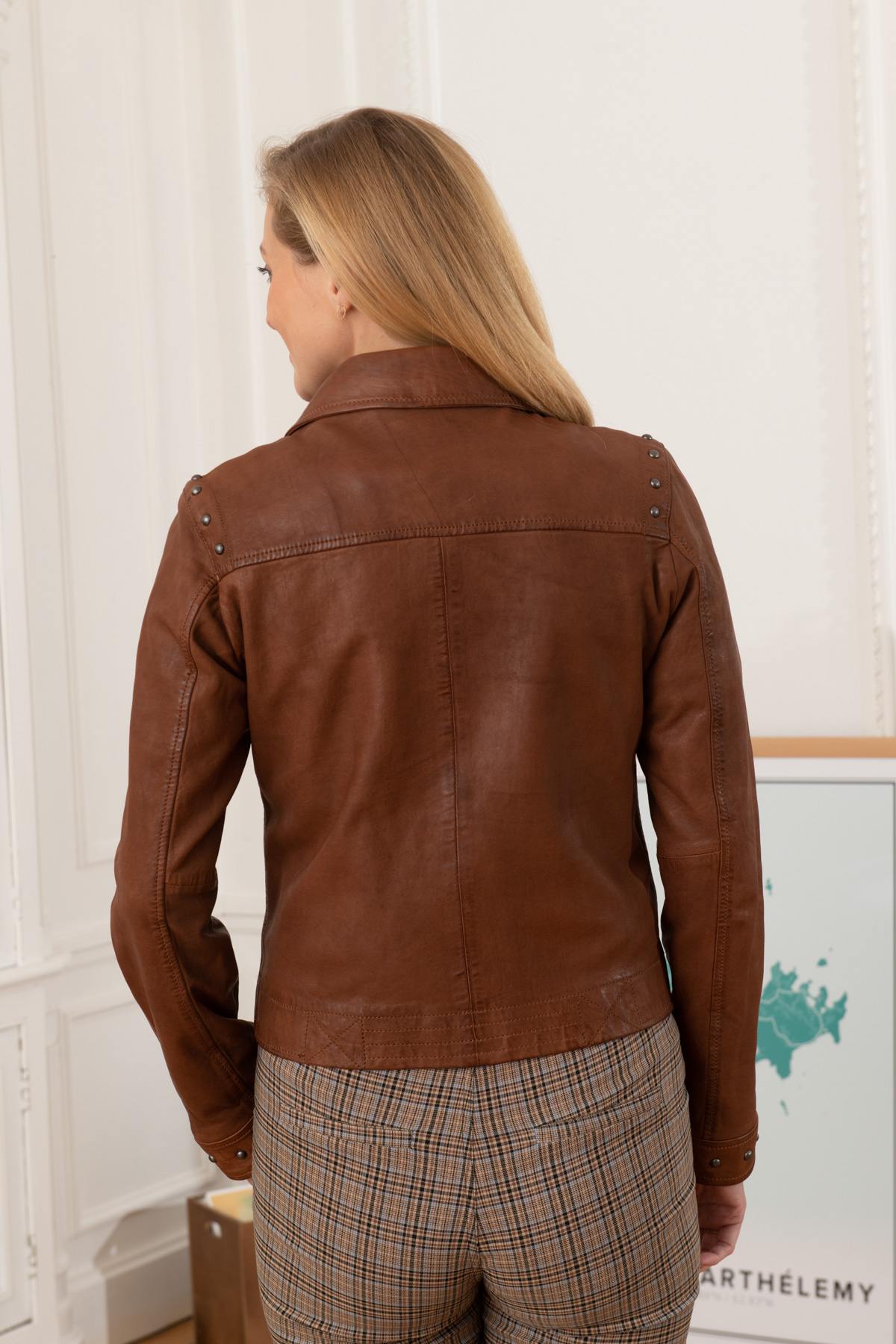 Women's vintage style leather jacket with shirt collar - Image n°5