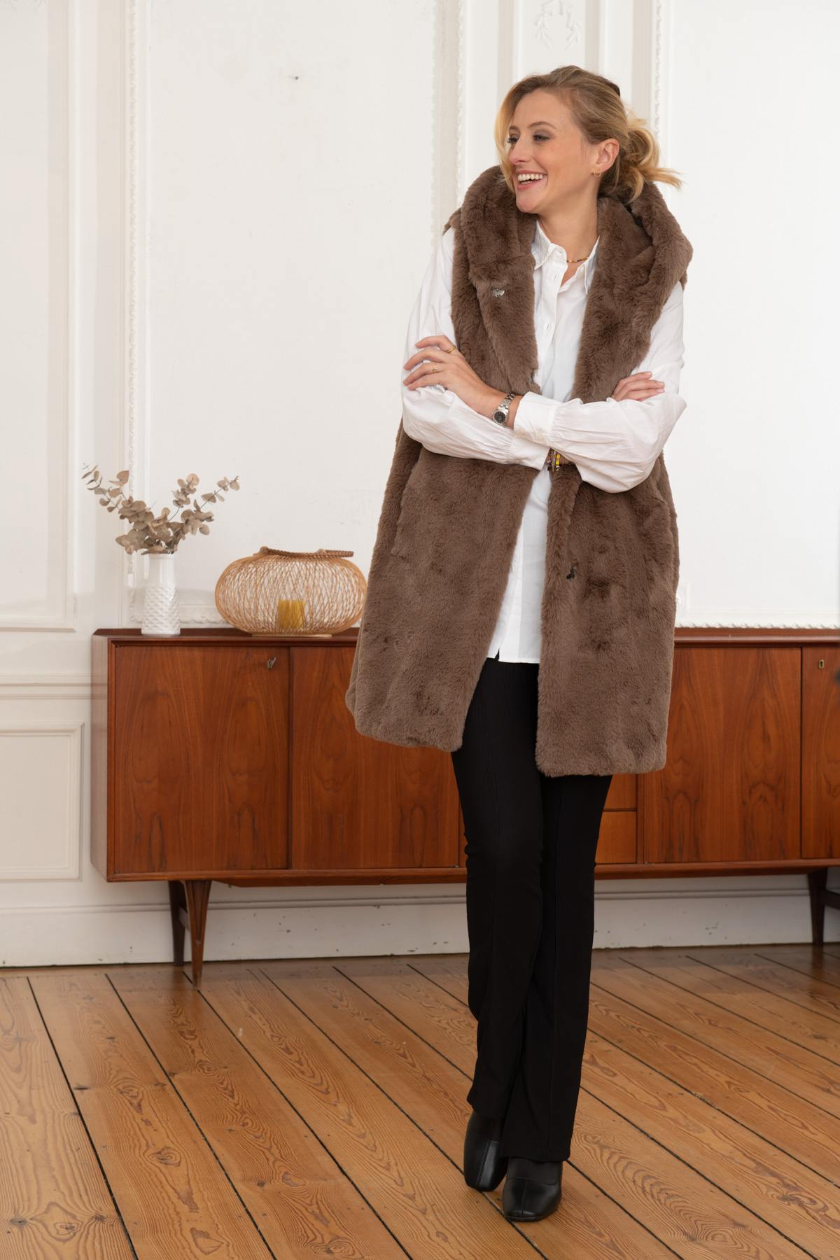 Long taupe faux fur hooded vest - Image n°2