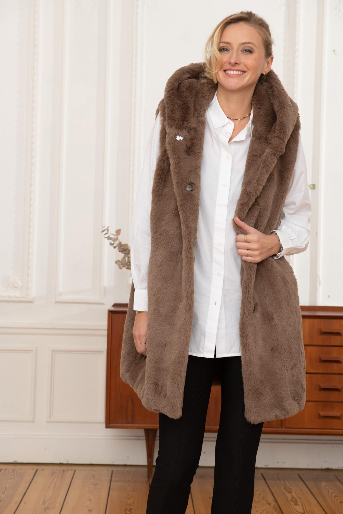 Long taupe faux fur hooded vest - Image n°6