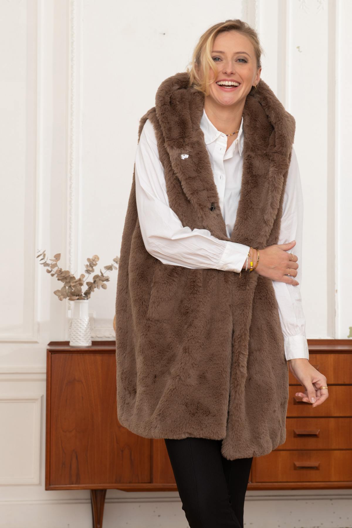 Long taupe faux fur hooded vest - Image n°1