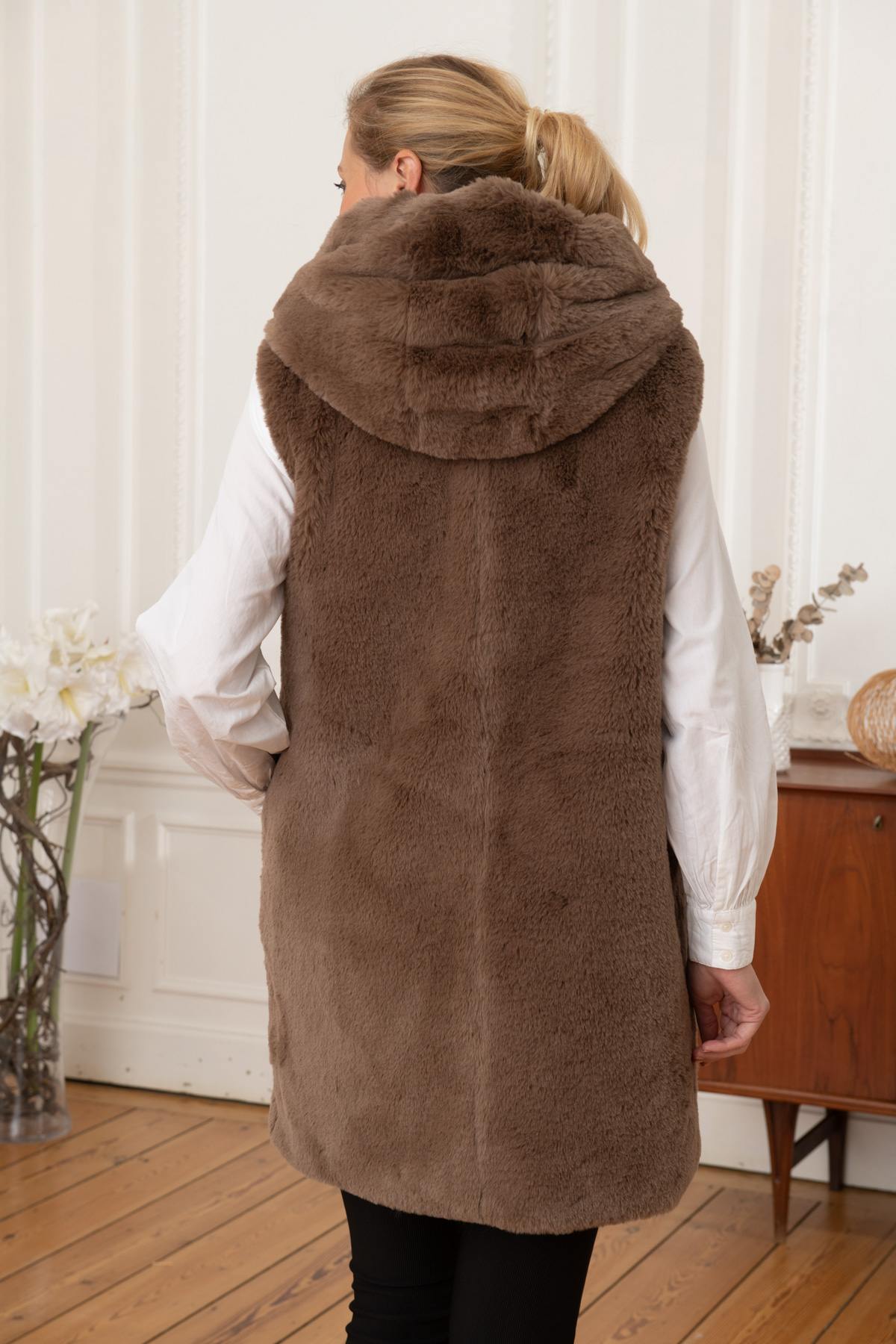 Long taupe faux fur hooded vest - Image n°4