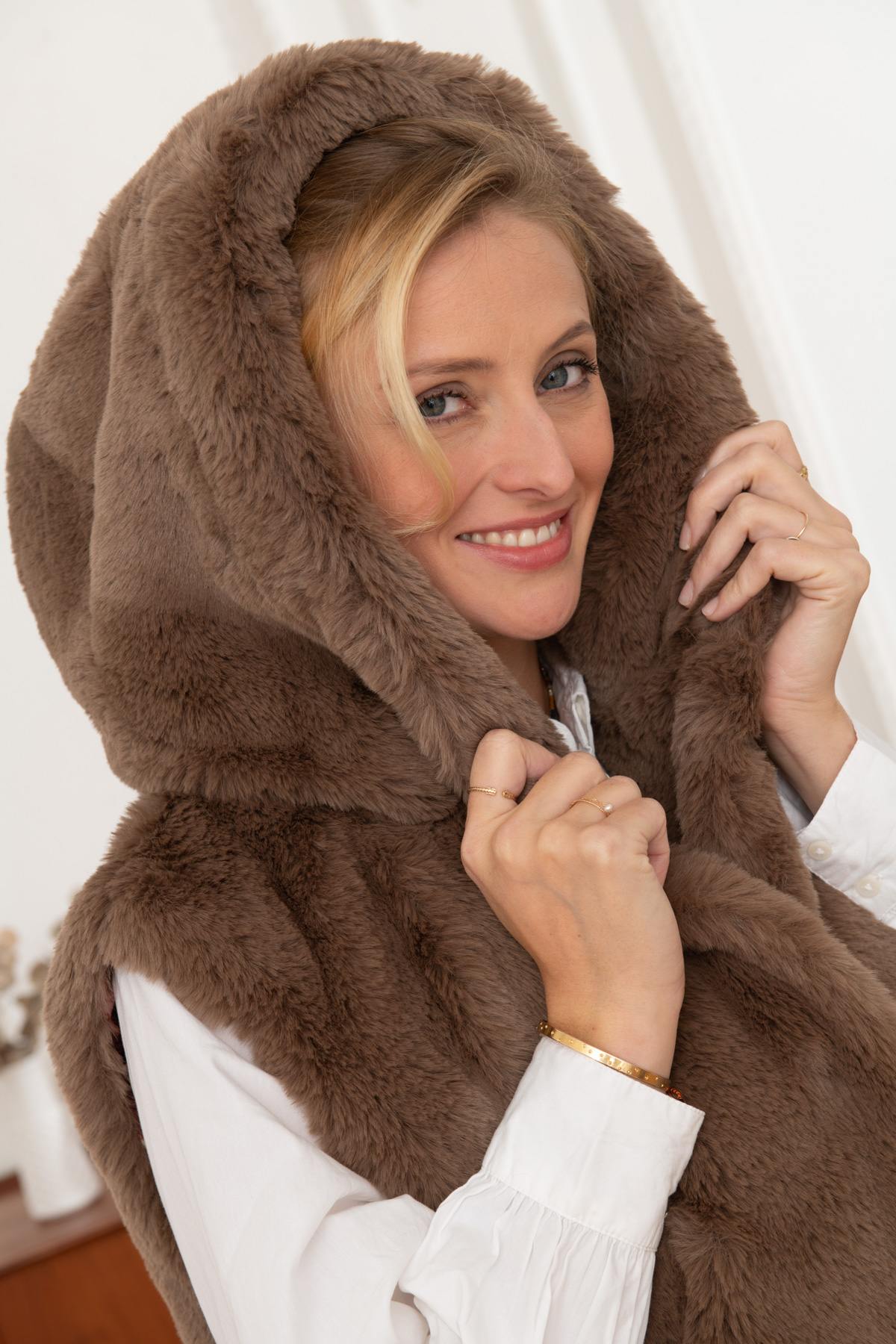 Long taupe faux fur hooded vest - Image n°7