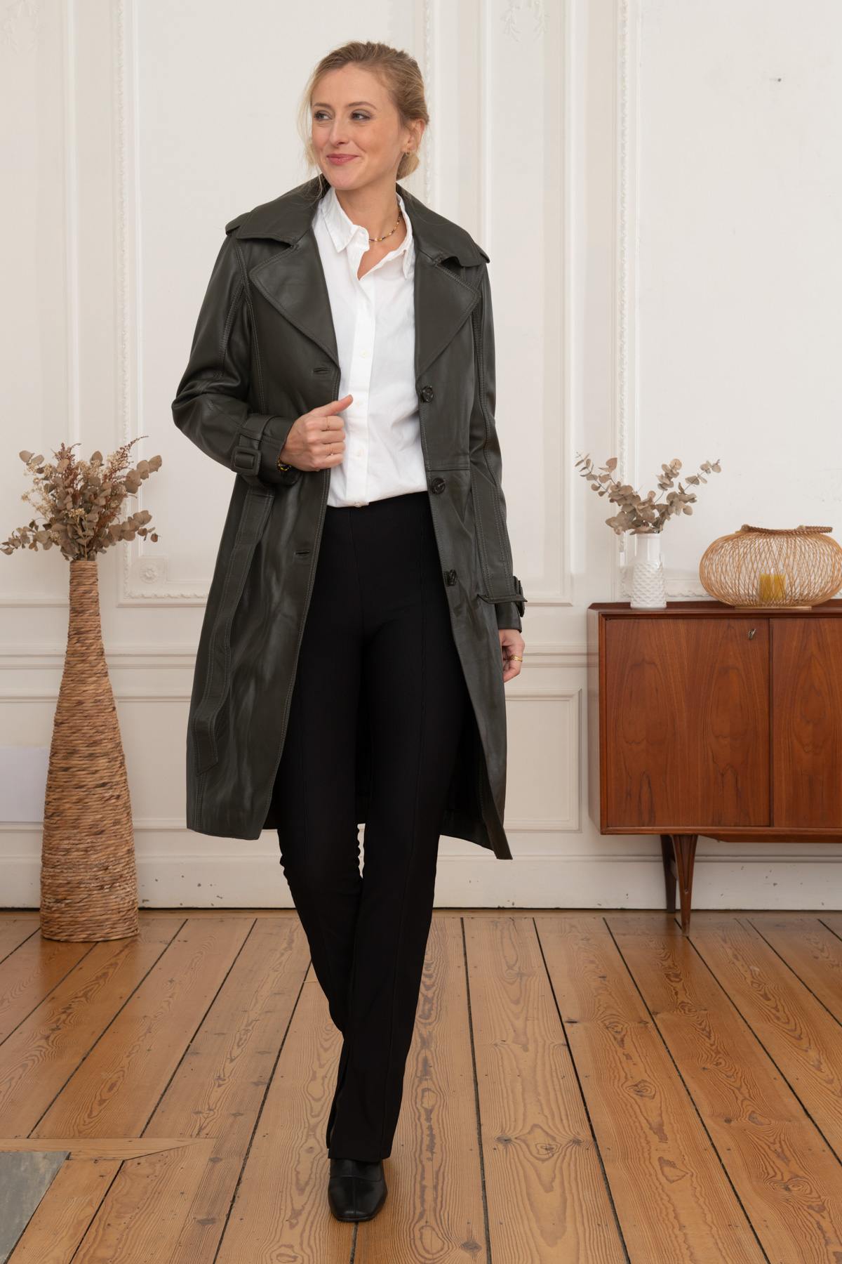 Long women's trench coat in khaki leather - Image n°7