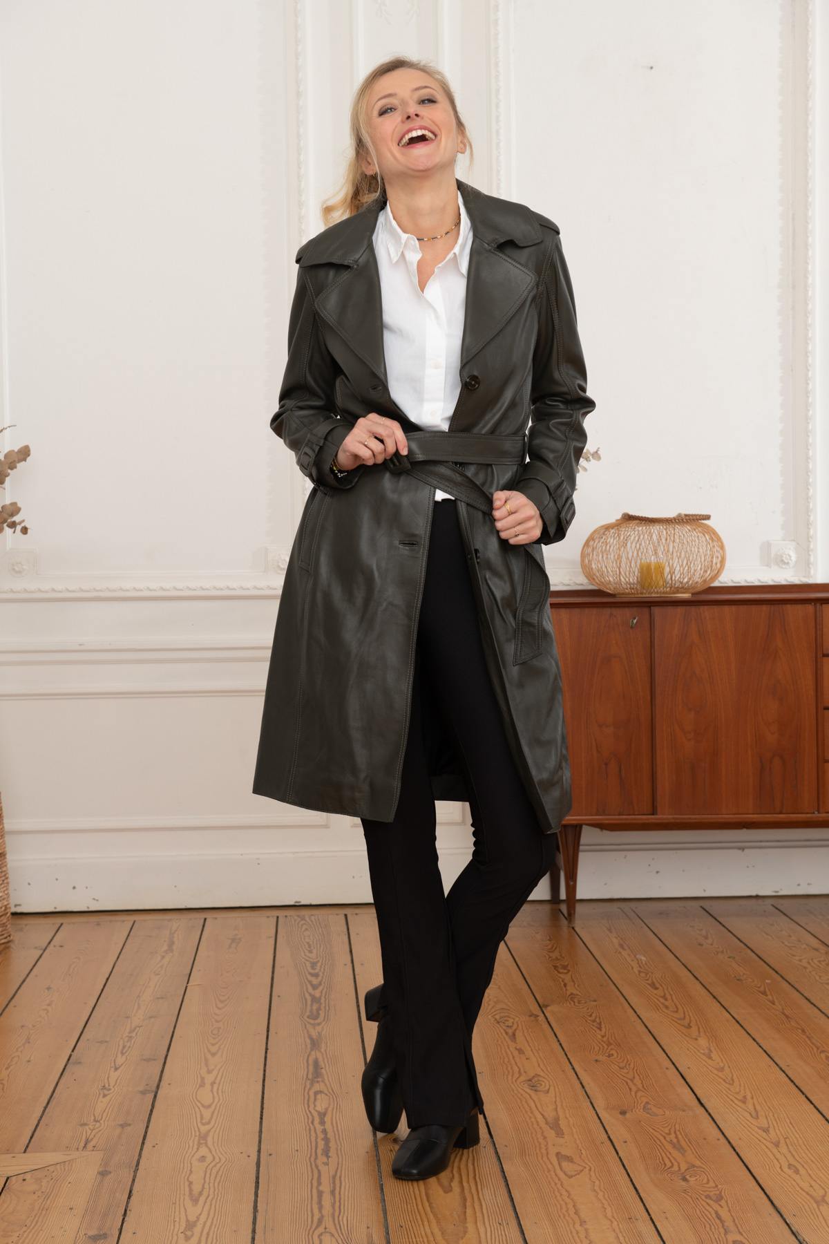 Long women's trench coat in khaki leather - Image n°1