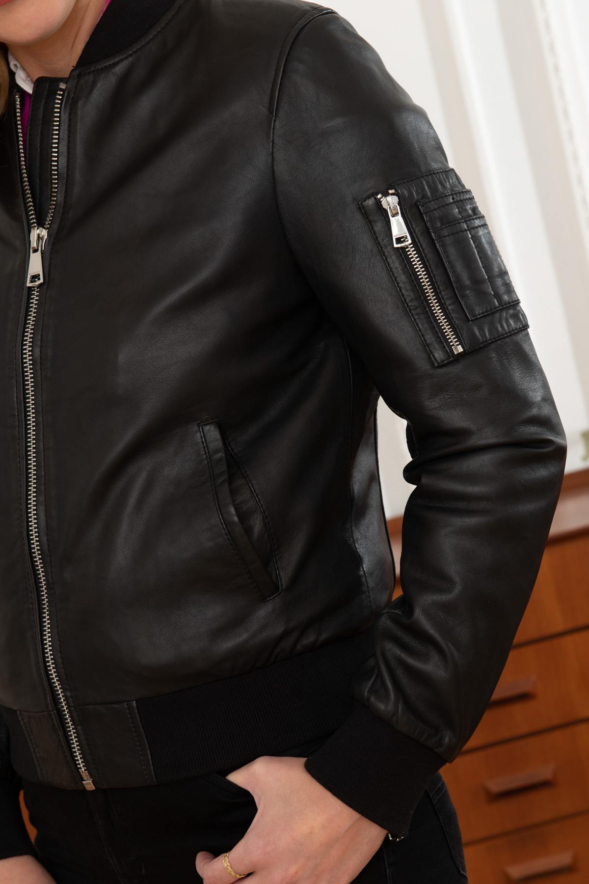 Women's bomber jacket in genuine black leather - Image n°8