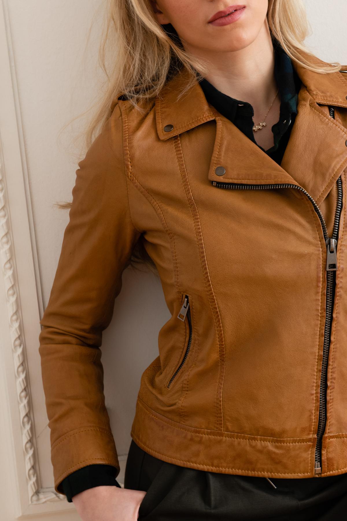 Perfecto cut leather jacket in beige leather - Image n°9