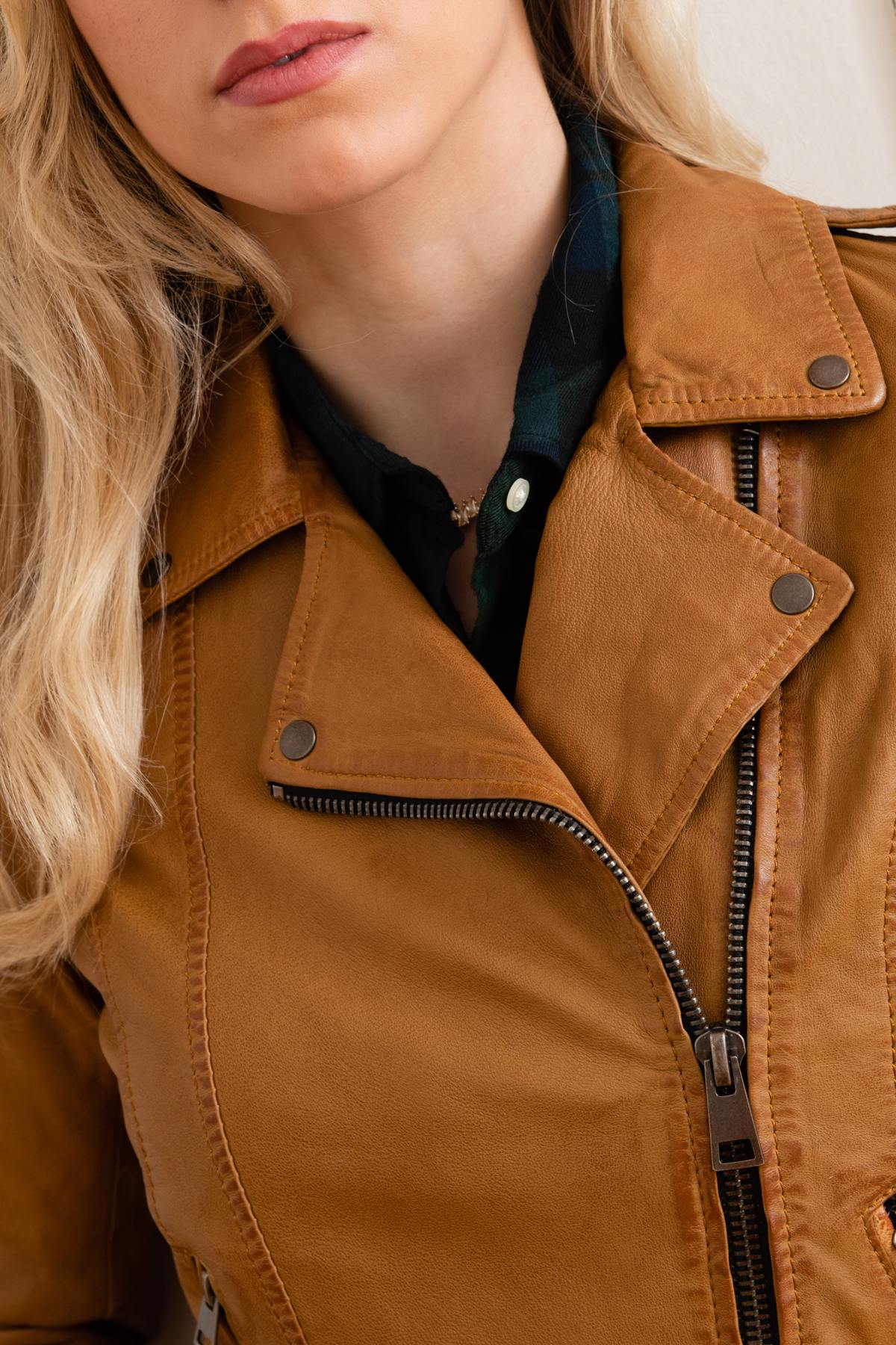 Perfecto cut leather jacket in beige leather - Image n°10