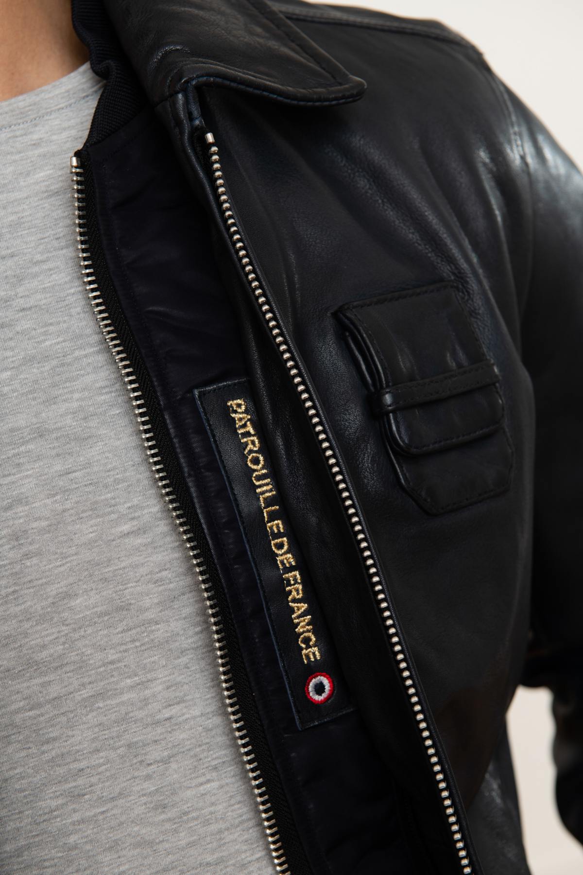 Navy blue pilot jacket from the Patrouille de France - Image n°8