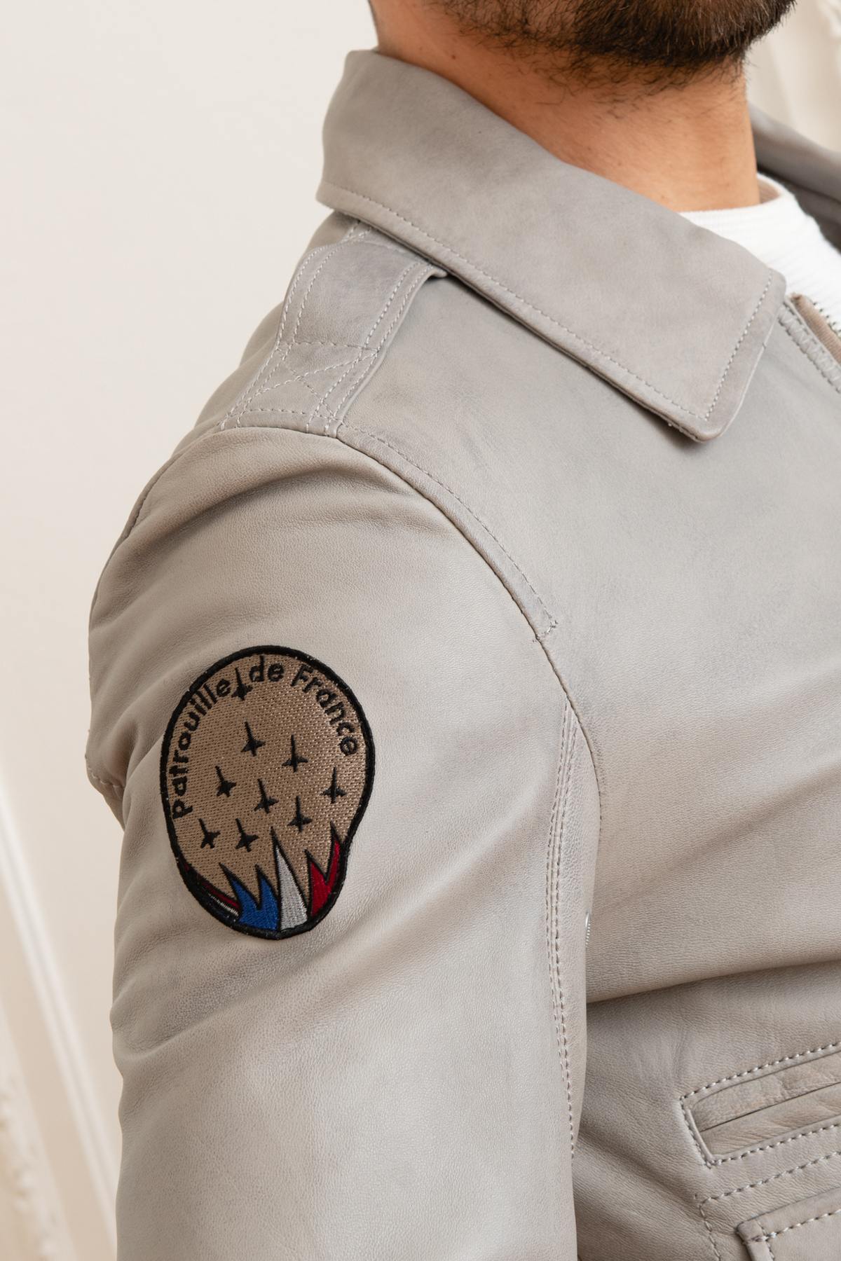 White leather aviator of the Patrouille de France - Image n°6