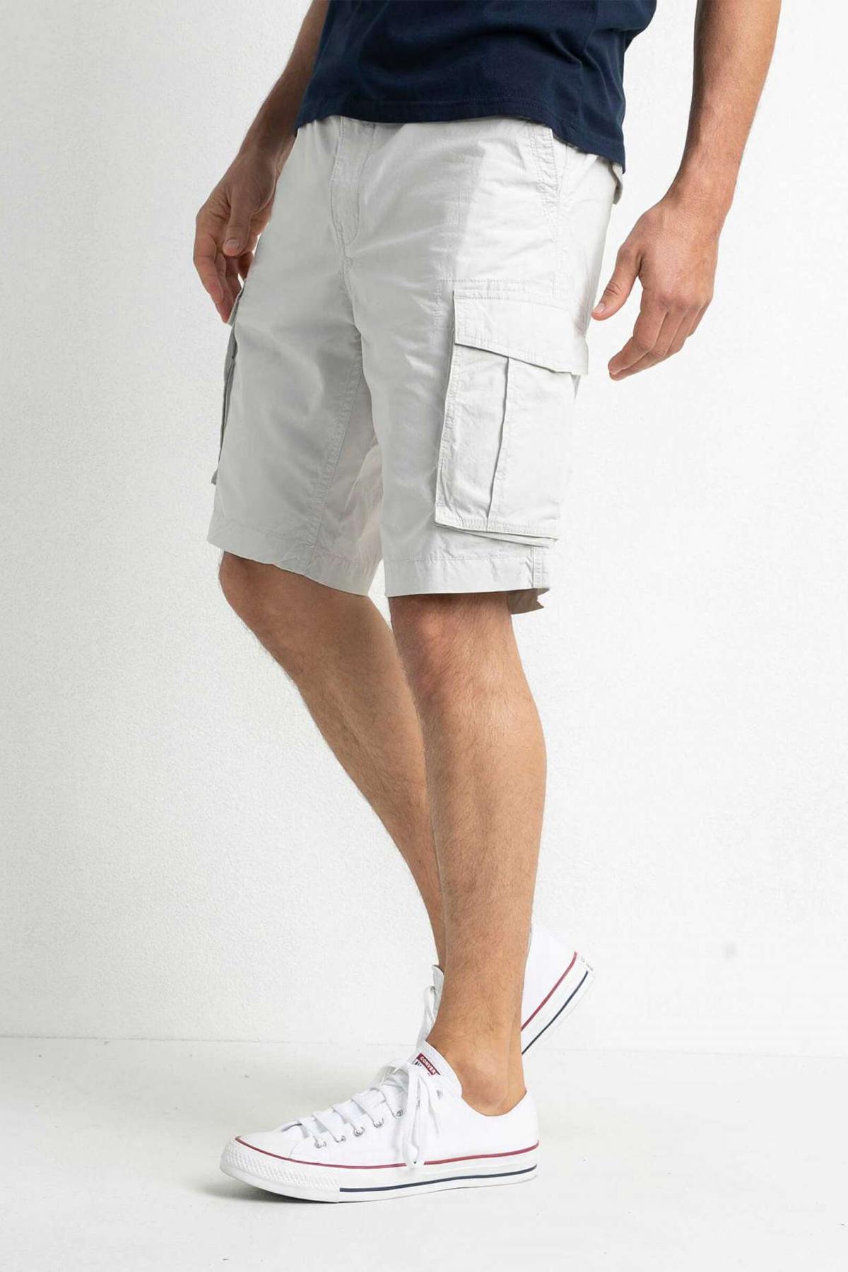 White cargo shorts with belt - Image n°1